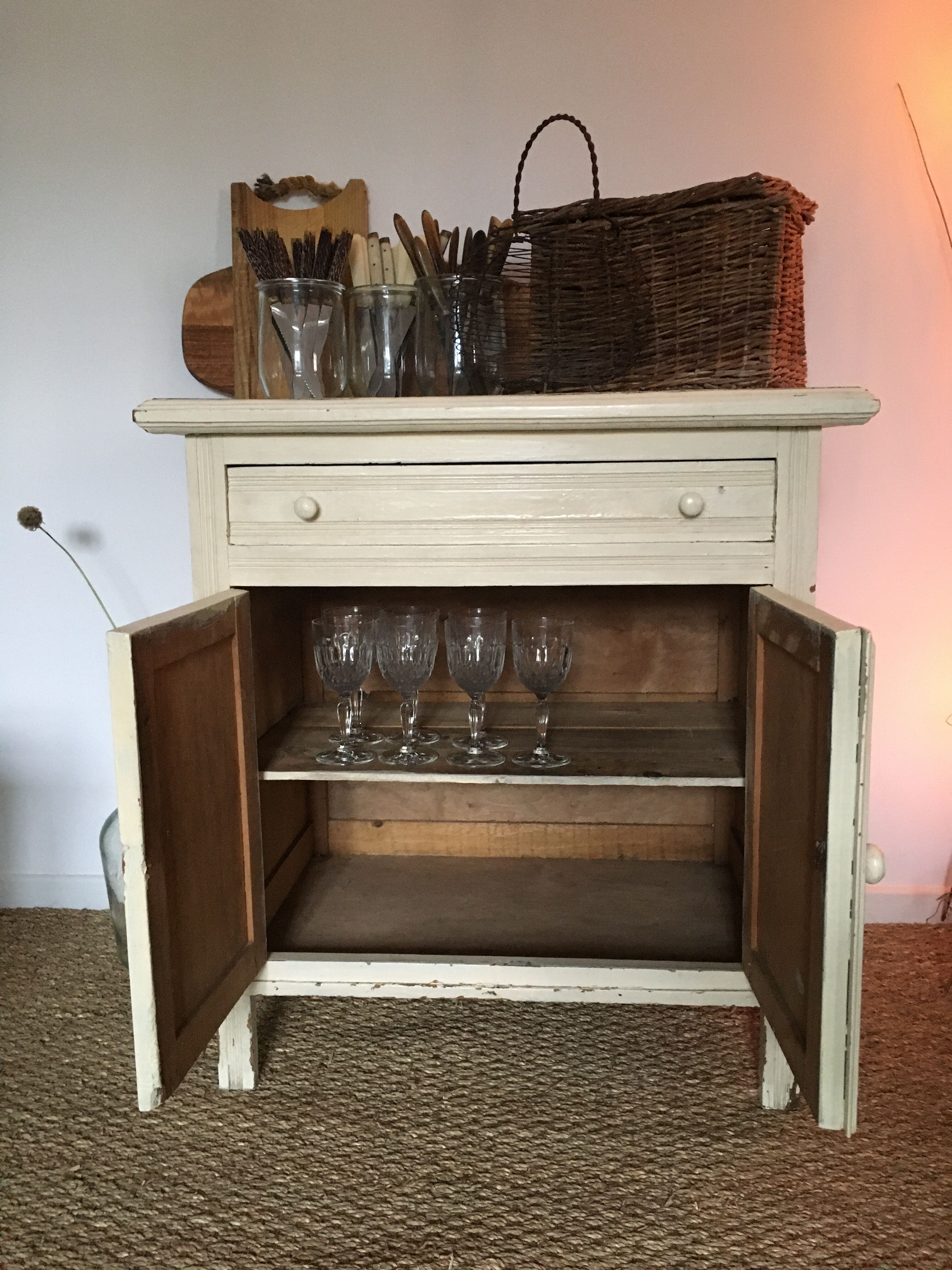 Small tiled buffet