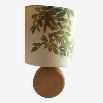 Lampe en bois avec abat jour en soie , peint à la main , signé