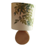 Lampe en bois avec abat jour en soie , peint à la main , signé