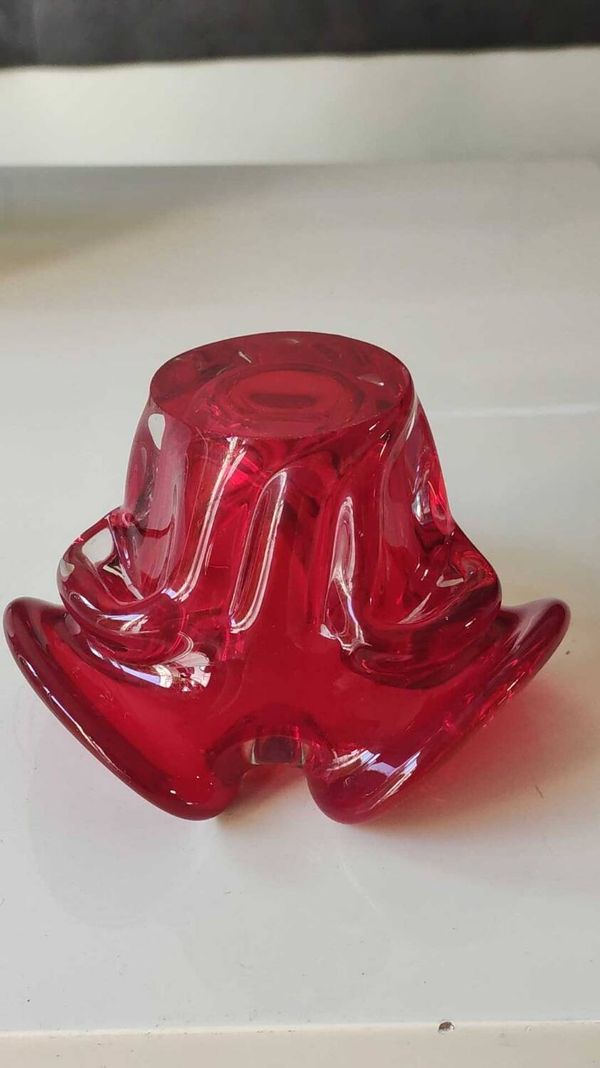 Vide poche Murano forme Florale 3 pétales. En verre d Art soufflé Murano Italie. Rouge rubis