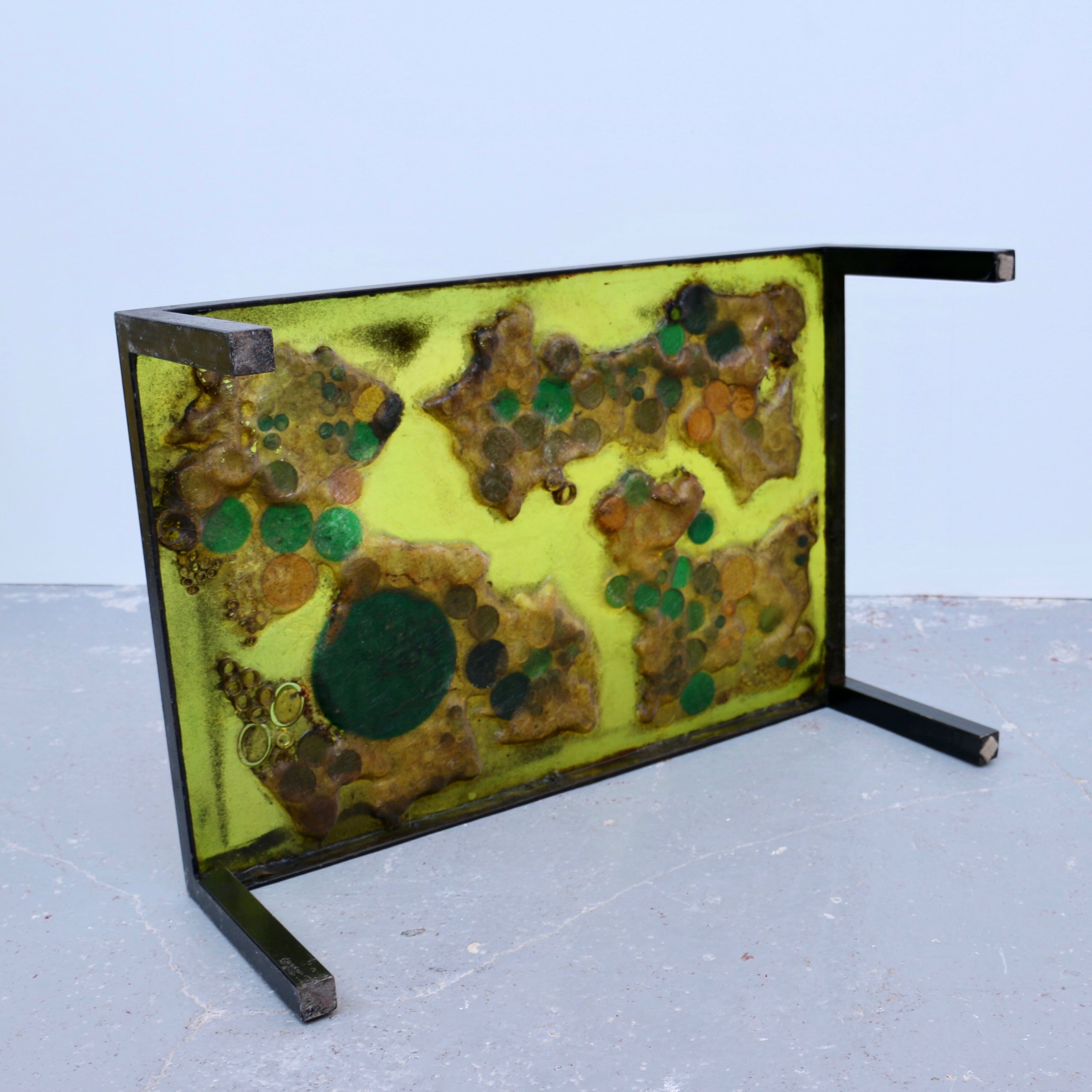 Resin bass table