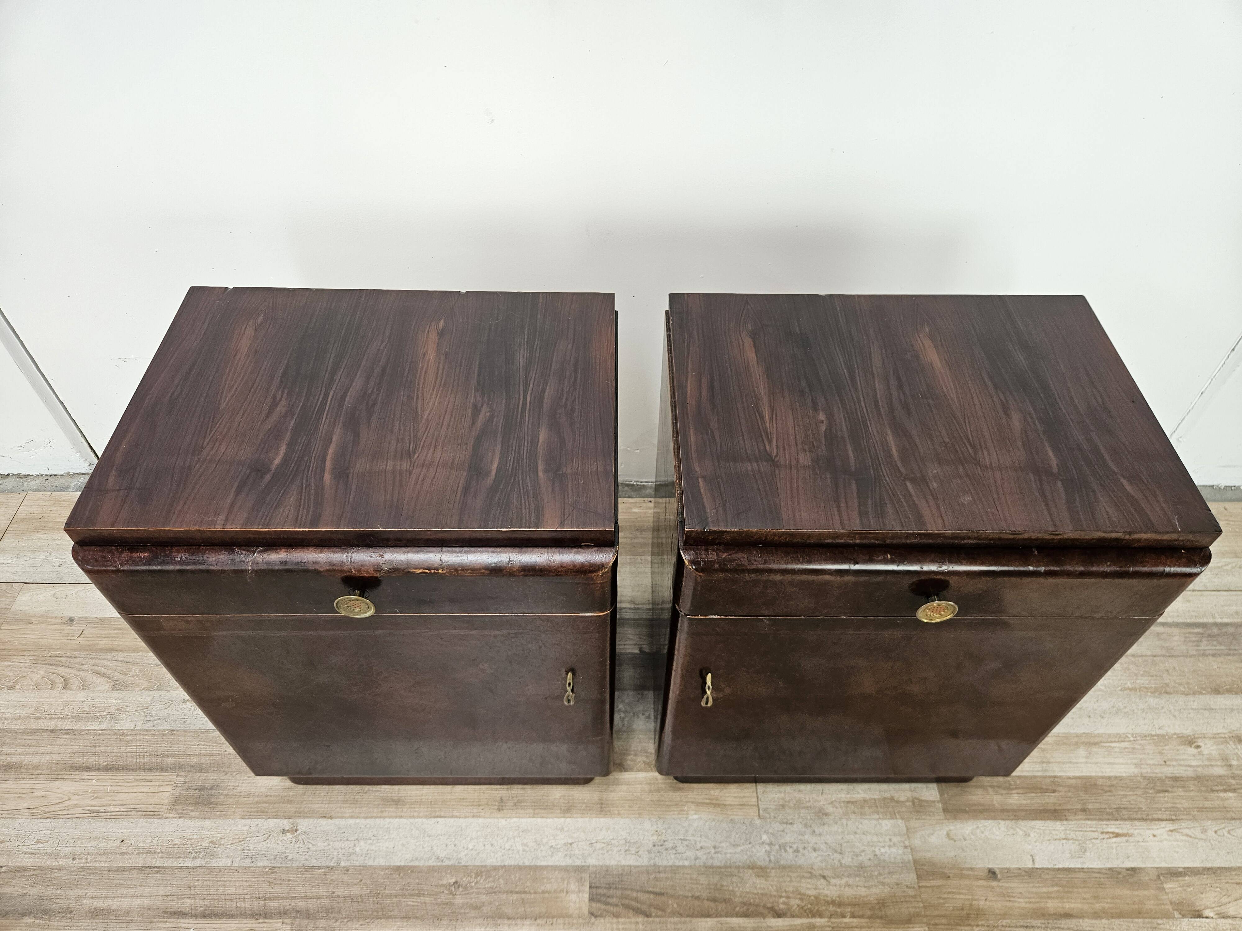 Tables de chevet Art Déco en noyer flammé