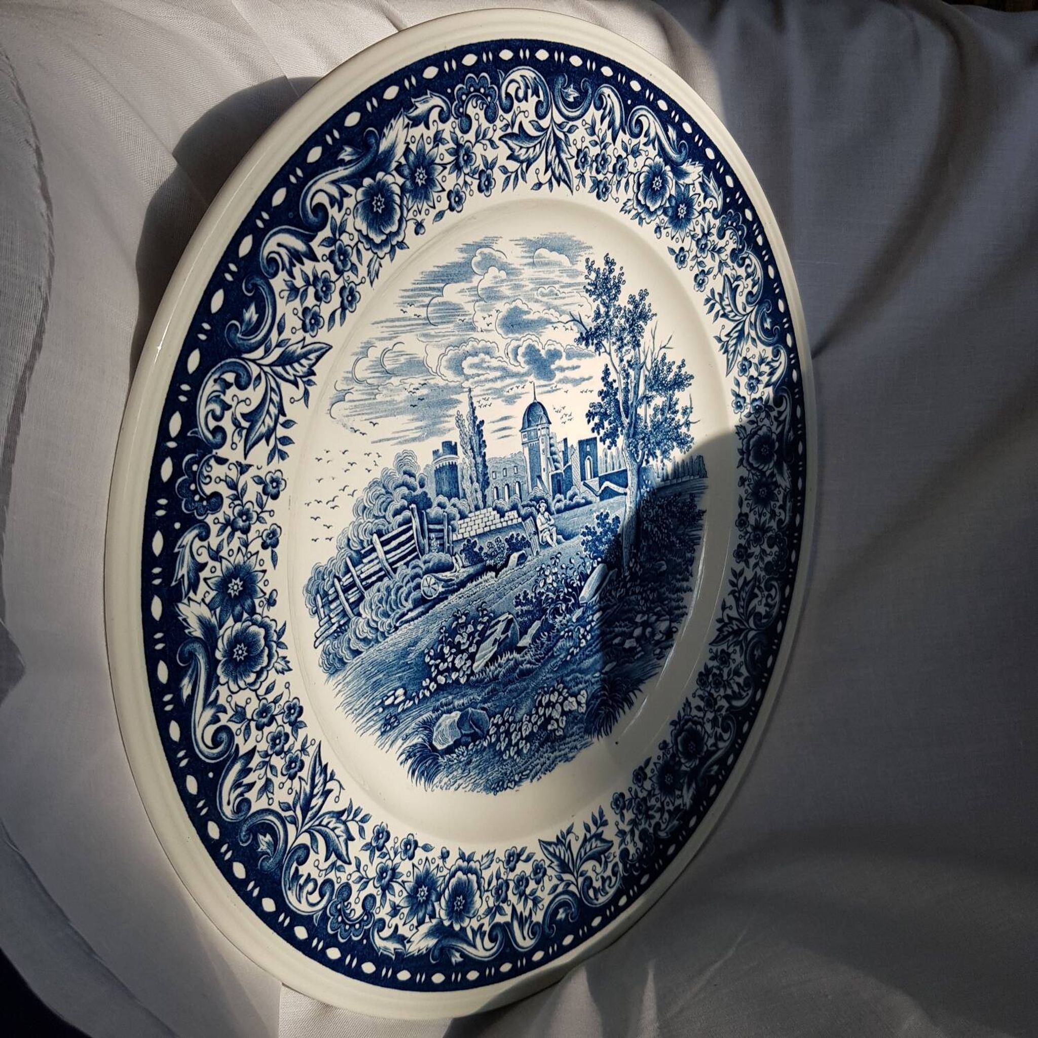 Grand plat de service rond en porcelaine Château Bleu de Villeroy & Boch