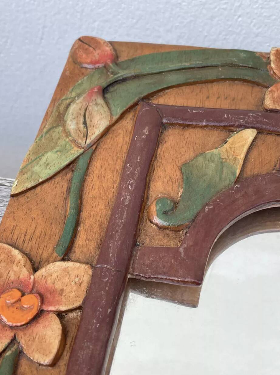 Petit miroir en bois ancien sculpté de fleurs 36x25