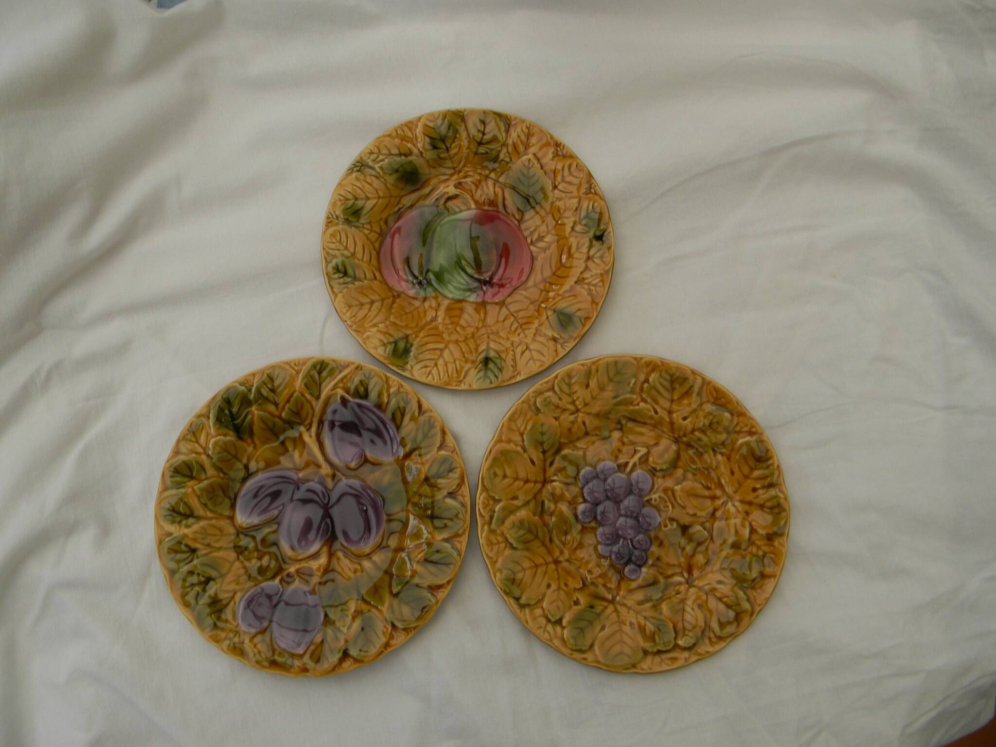 Set of 3 slip dessert plates. Fruit decor.