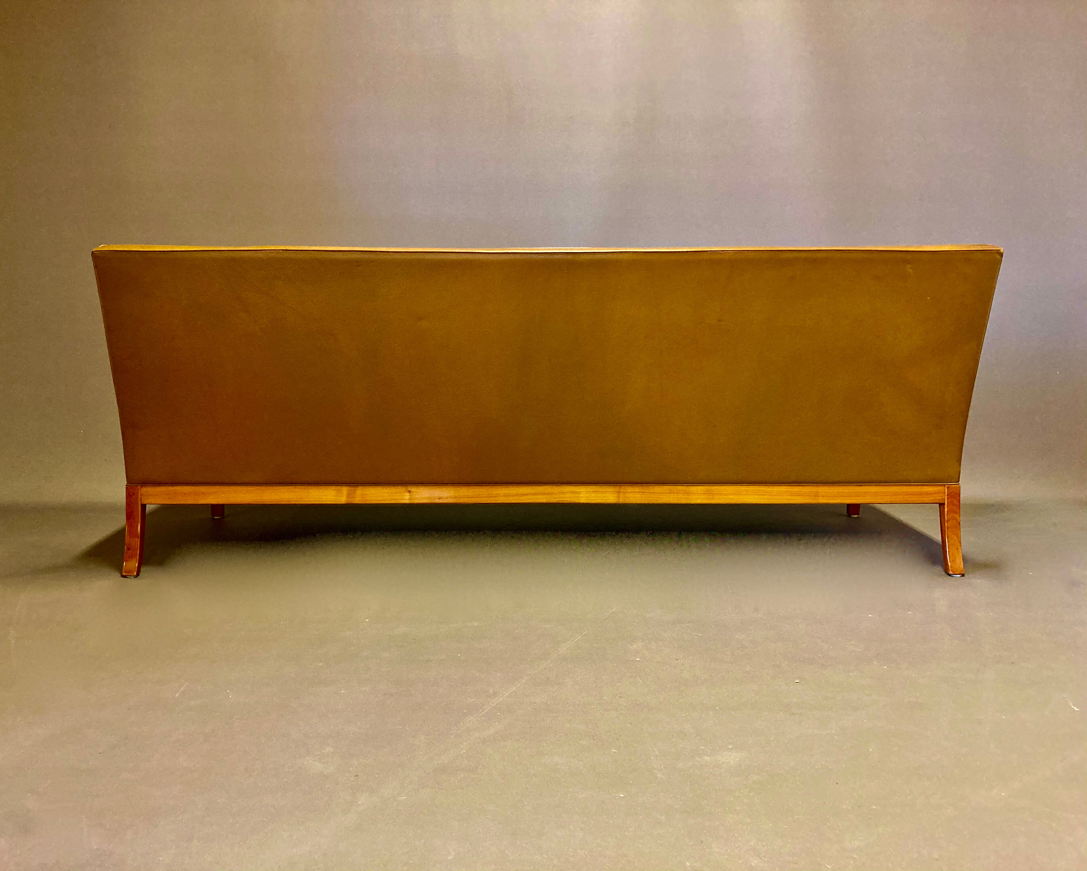 Leather sofa design 1960 Kill International.