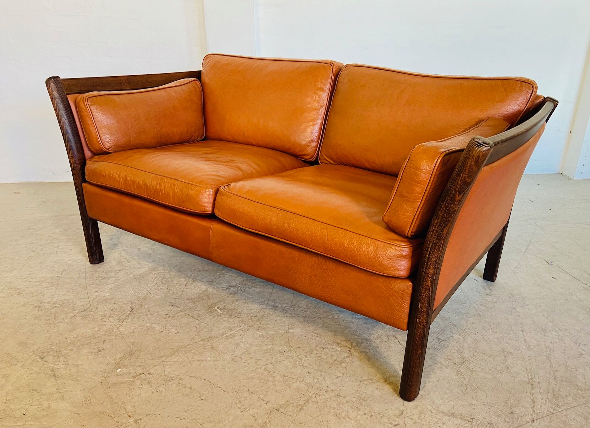 Canapé vintage danois des années 60 en cuir cognac pour 2 personnes.