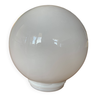 Plafonnier sphérique en verre opalin, abat-jour en verre opale de 7,5 cm de diamètre.