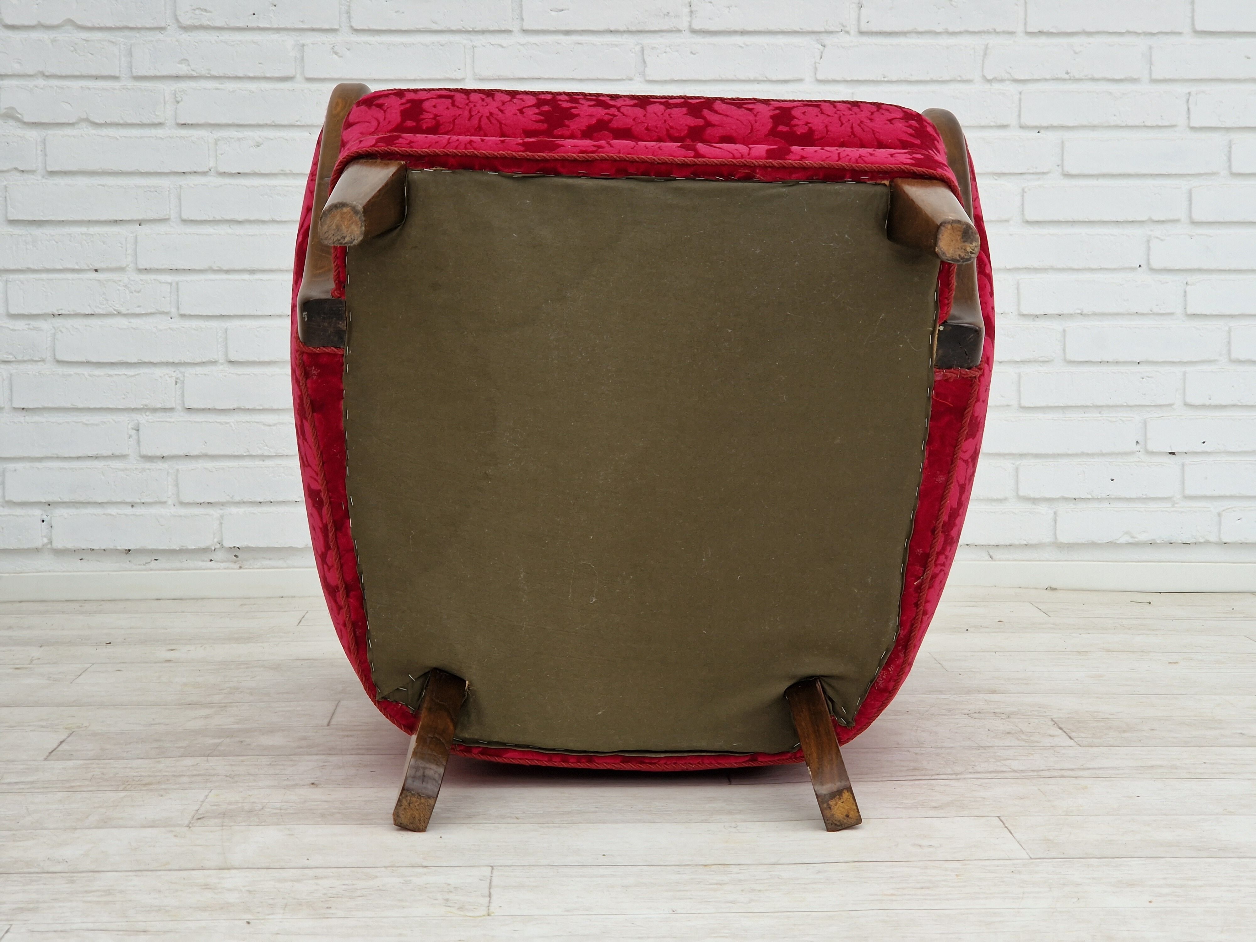 Années 1960, design danois, fauteuil en tissu rouge cerise, très bon état d’origine.