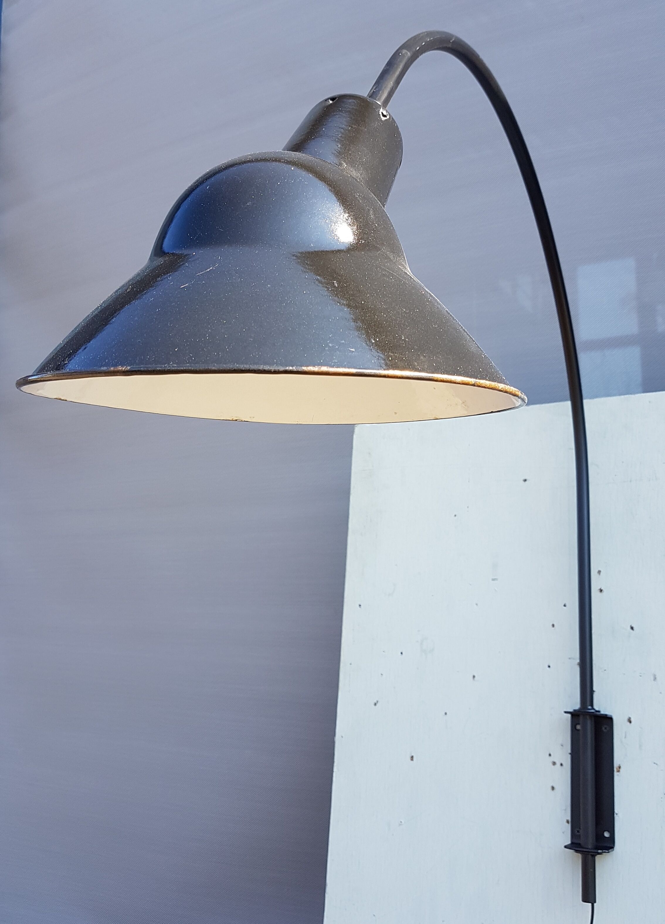 Wall light curve deported enamelled sheet metal Lampshade