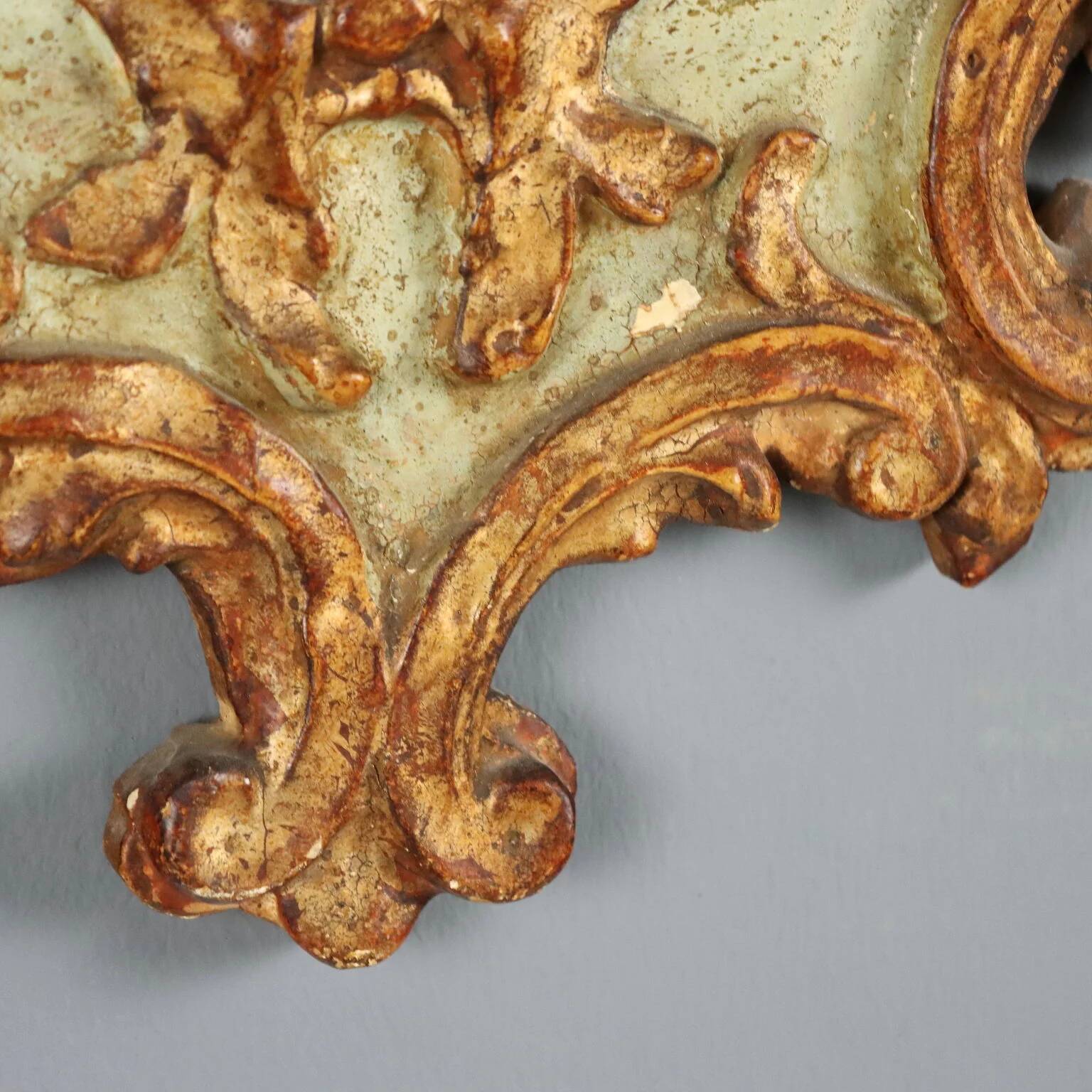 Miroir en bois de mélèze sculpté et doré