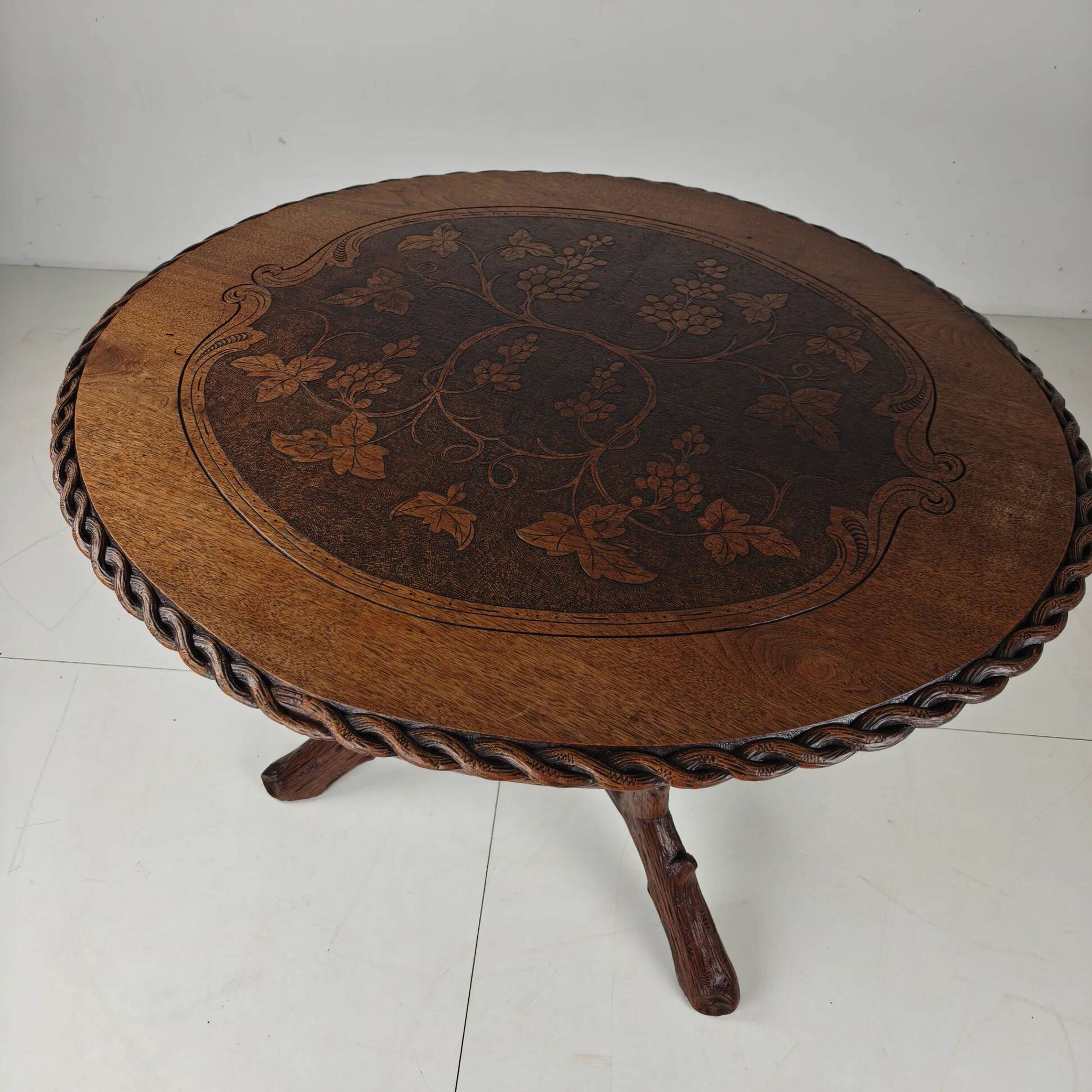 Table à manger de style Forêt-Noire par Horrix – vers 1880