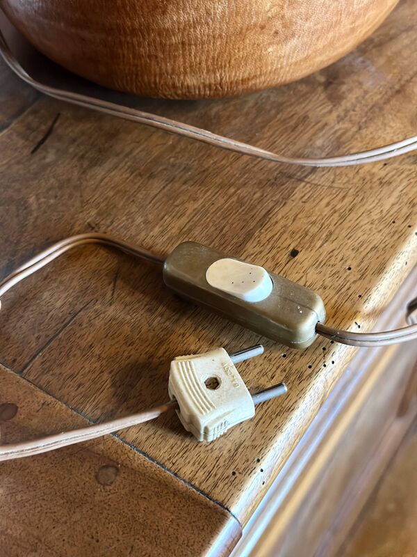 Dame-Jeanne en cuir. Une lampe vintage unique, alliant histoire et élégance