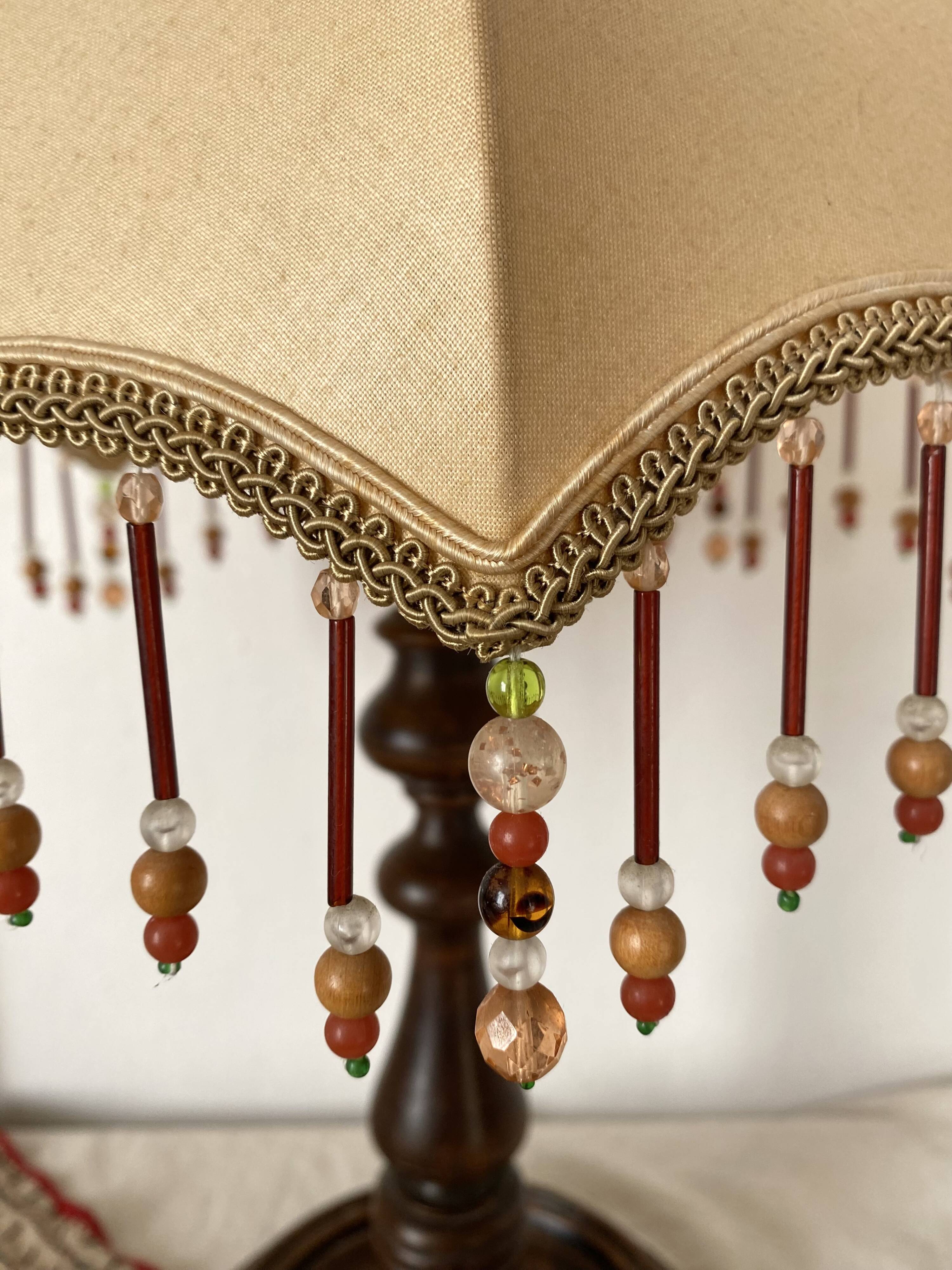 Lampe rétro bois tourné et perles 41 cm