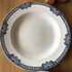 2 assiettes plates terre de fer salins jumièges bleu marine