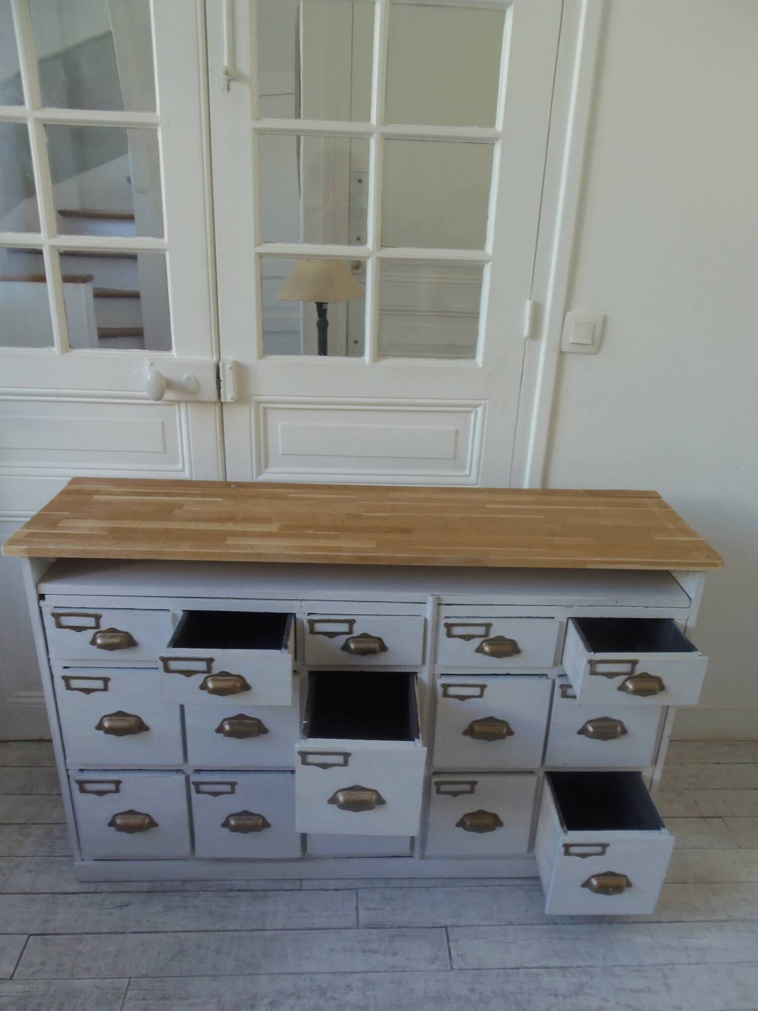 Meuble de métier vintage patiné gris perle, plateau bois.