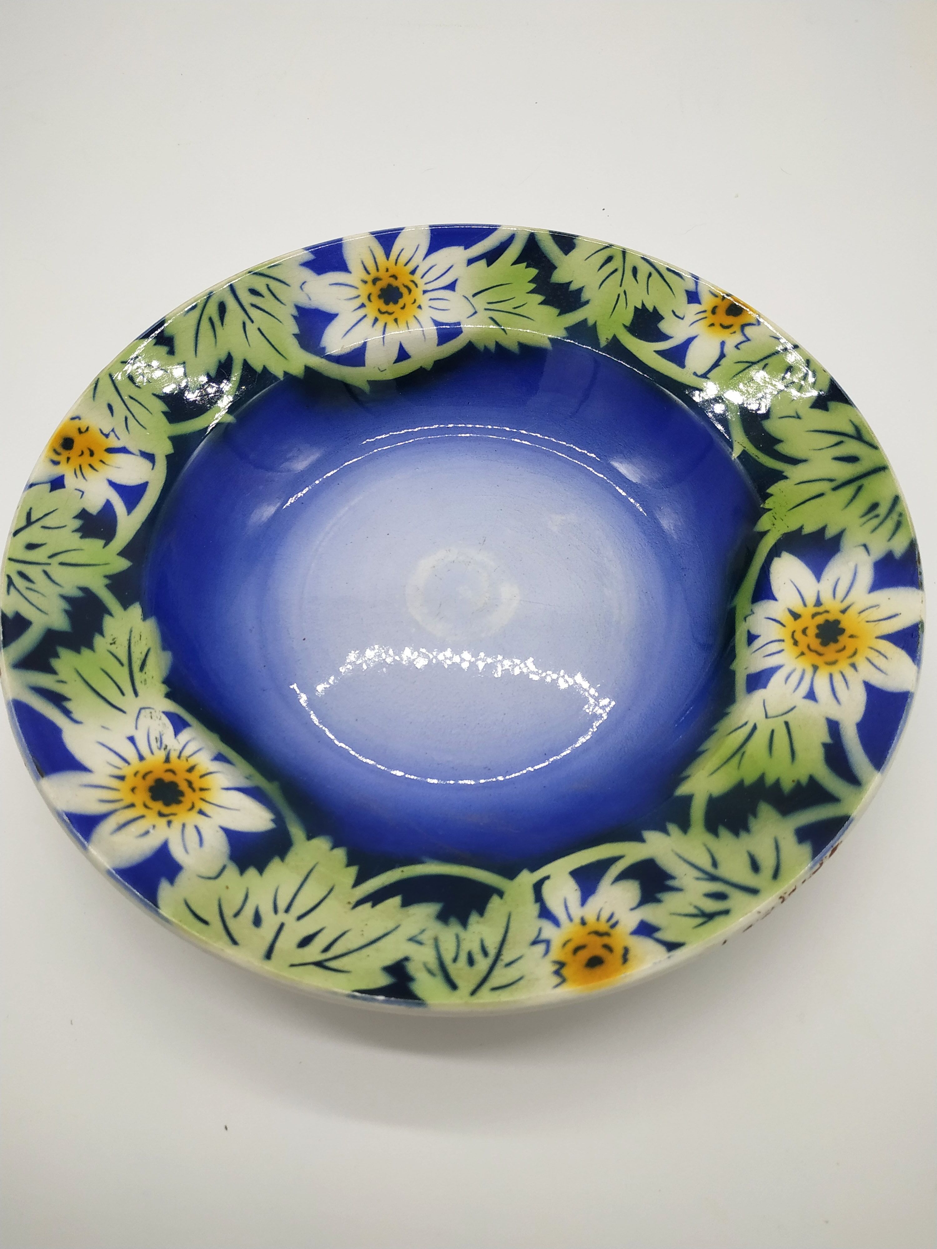 Plat creux aux Marguerites en porcelaine opaque de Gien