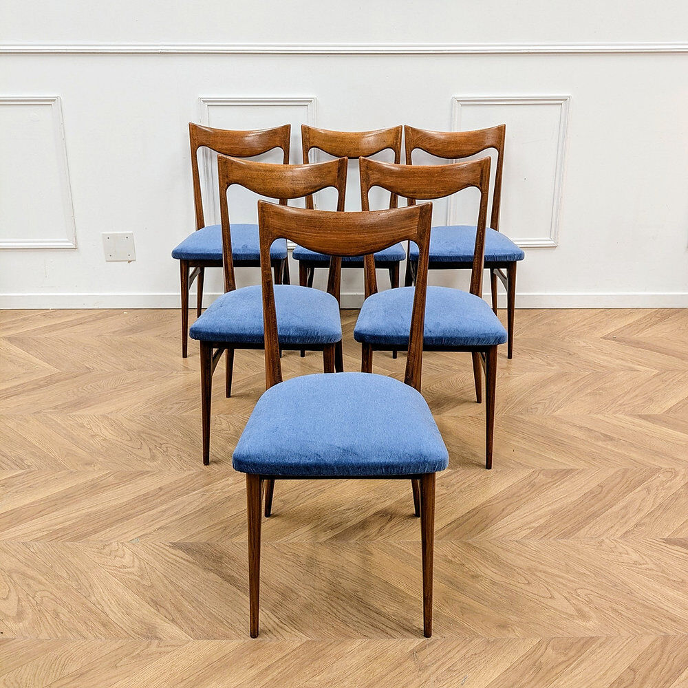 Set of 6 Scandinavian chairs in oak and blue fabric.