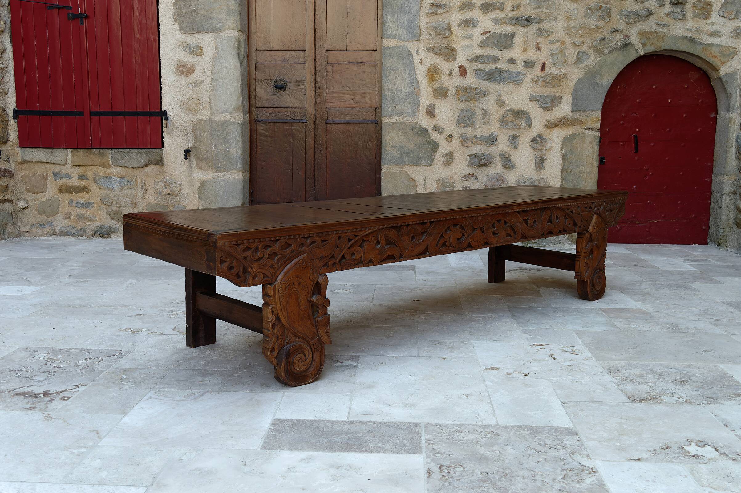 Important Indonesian bench in carved wood, Early 20th century