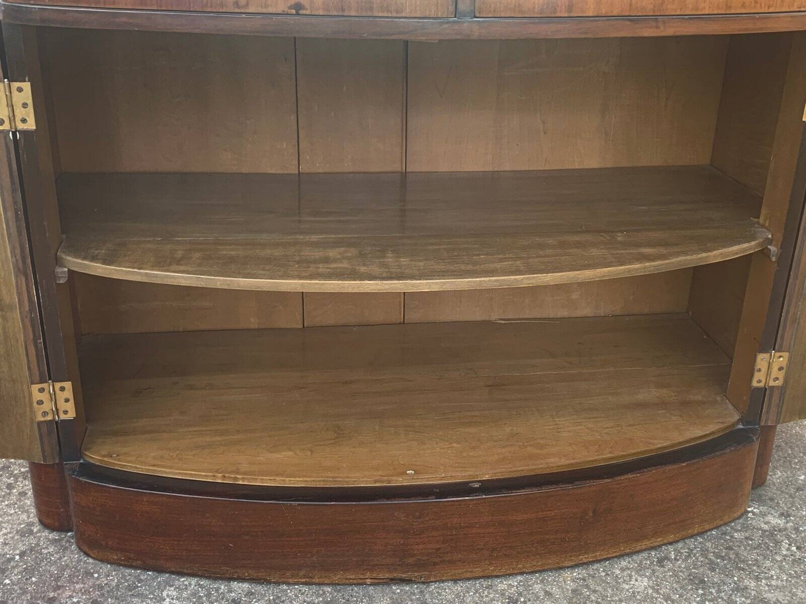 Placard de cuisine Art Nouveau en bois marron et verre, miroir et ferrures laiton