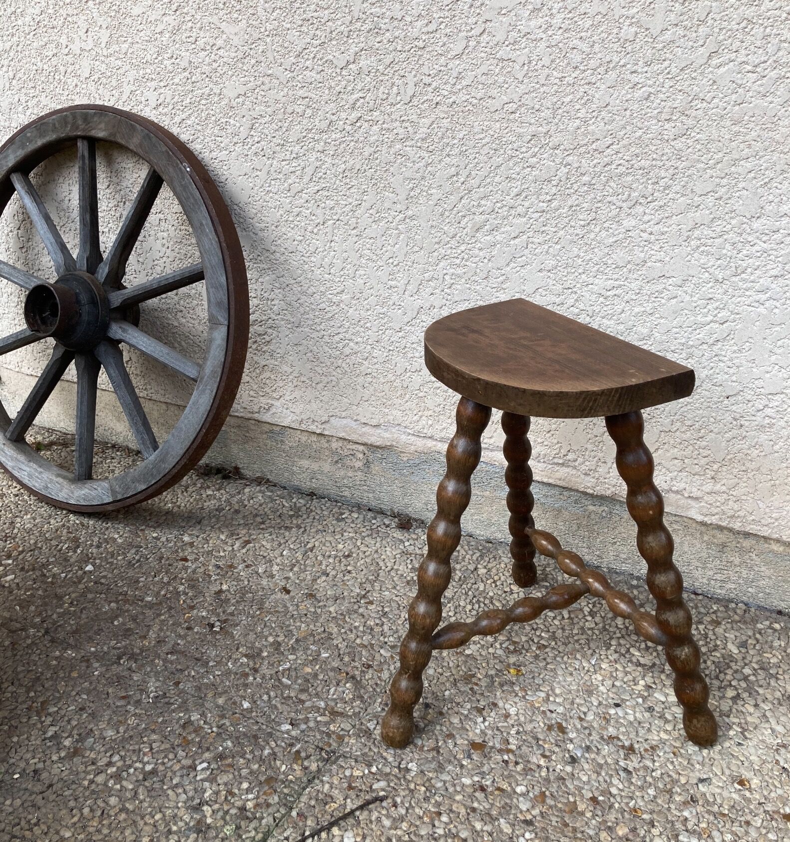 Half-moon pearl tripod stool