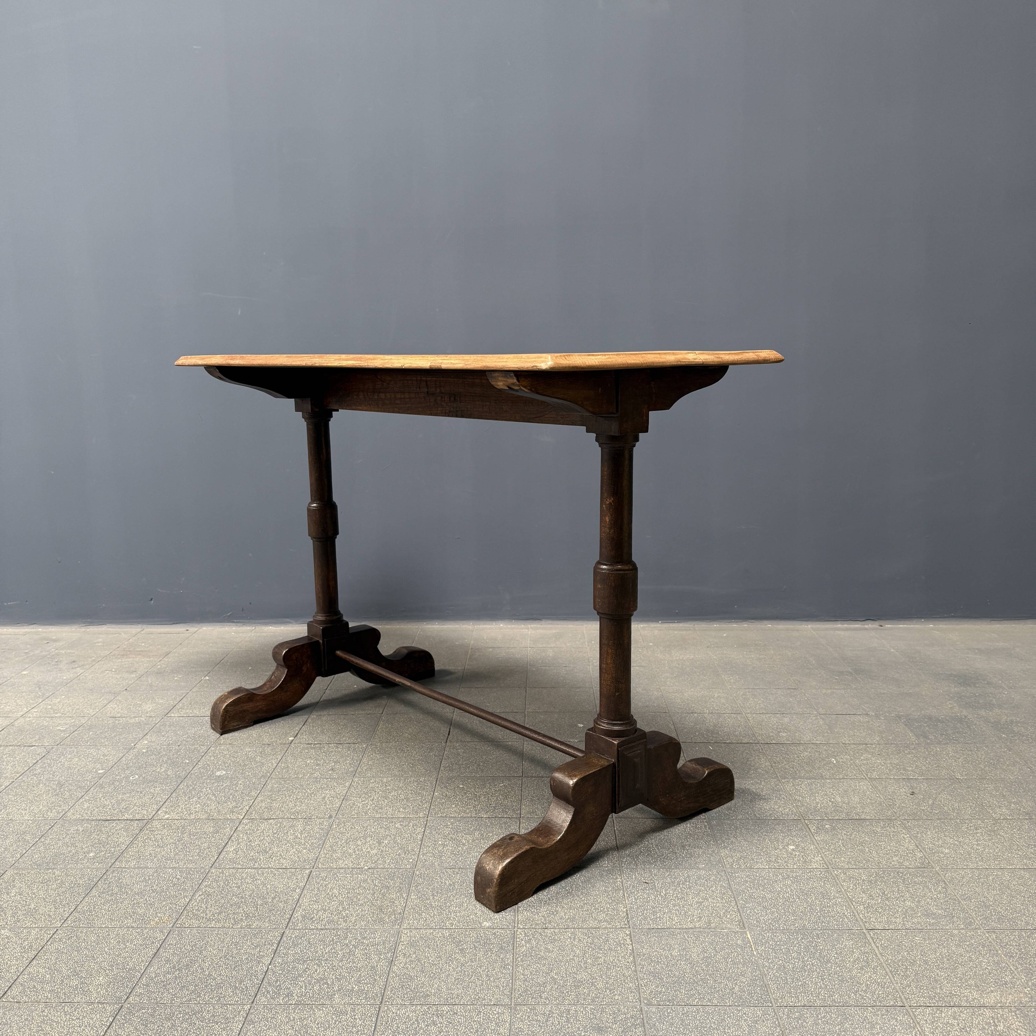 Table de bistrot ancienne française avec plateau en bois d'orme clair