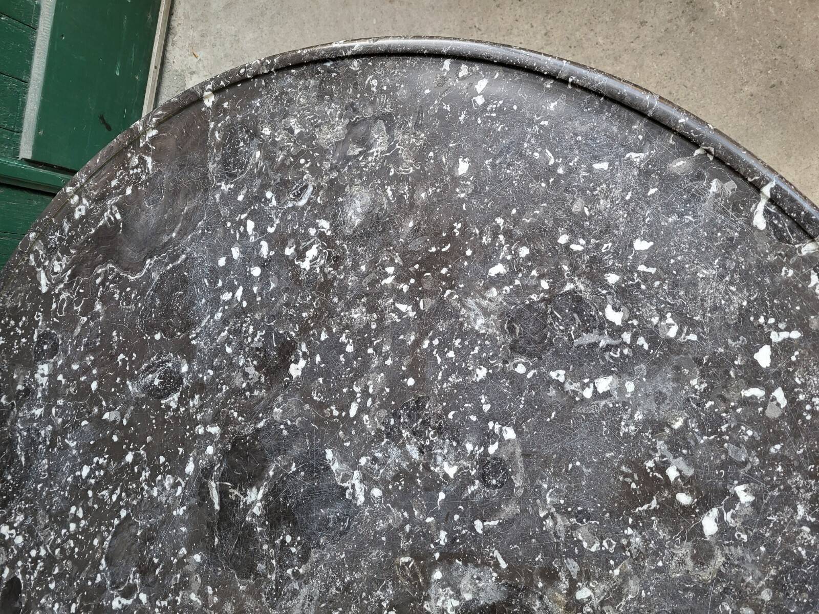 Round pedestal table with marble top and mahogany tripod from the 19th century