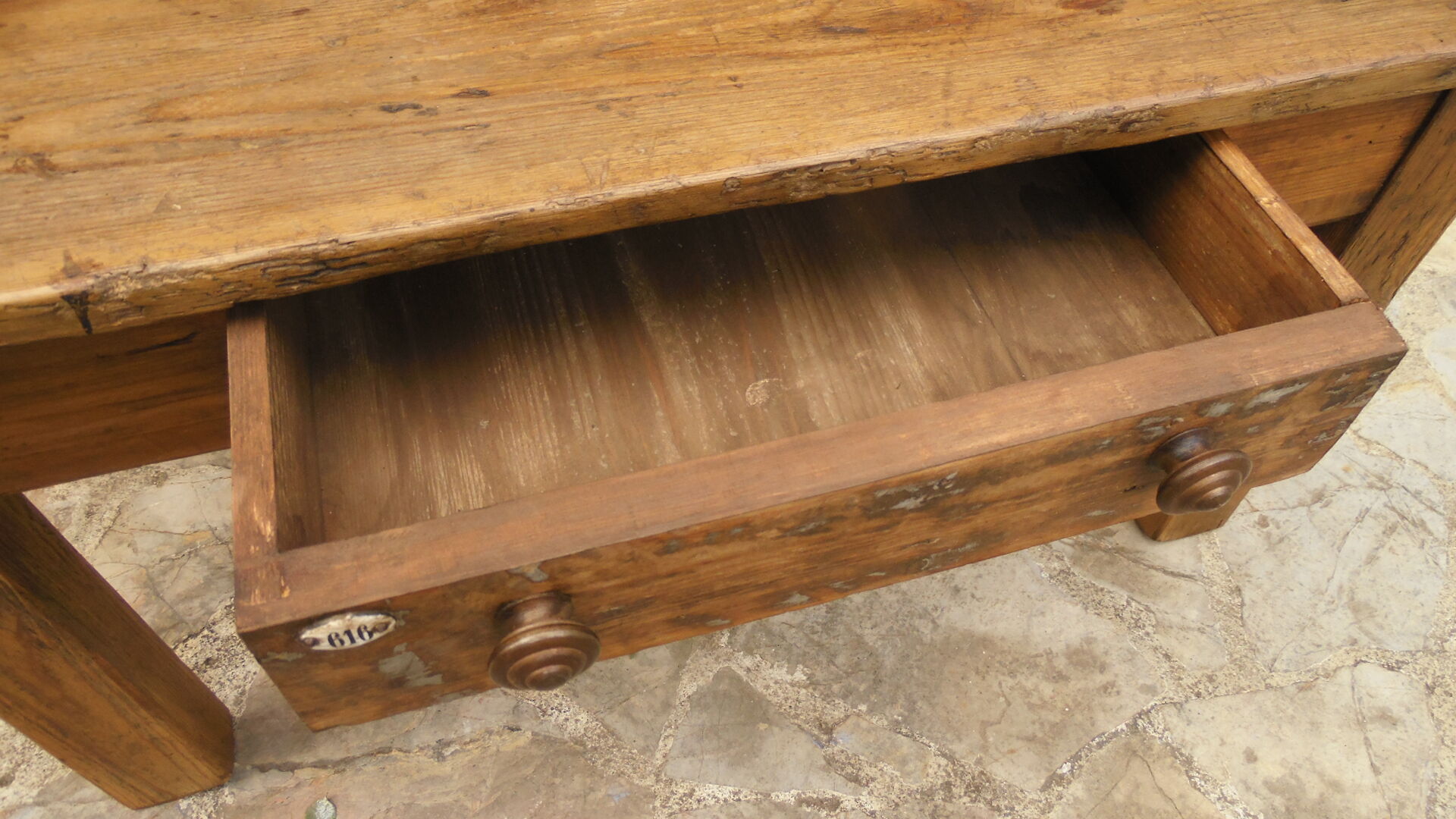 Ancienne table basse en bois avec tiroir central
