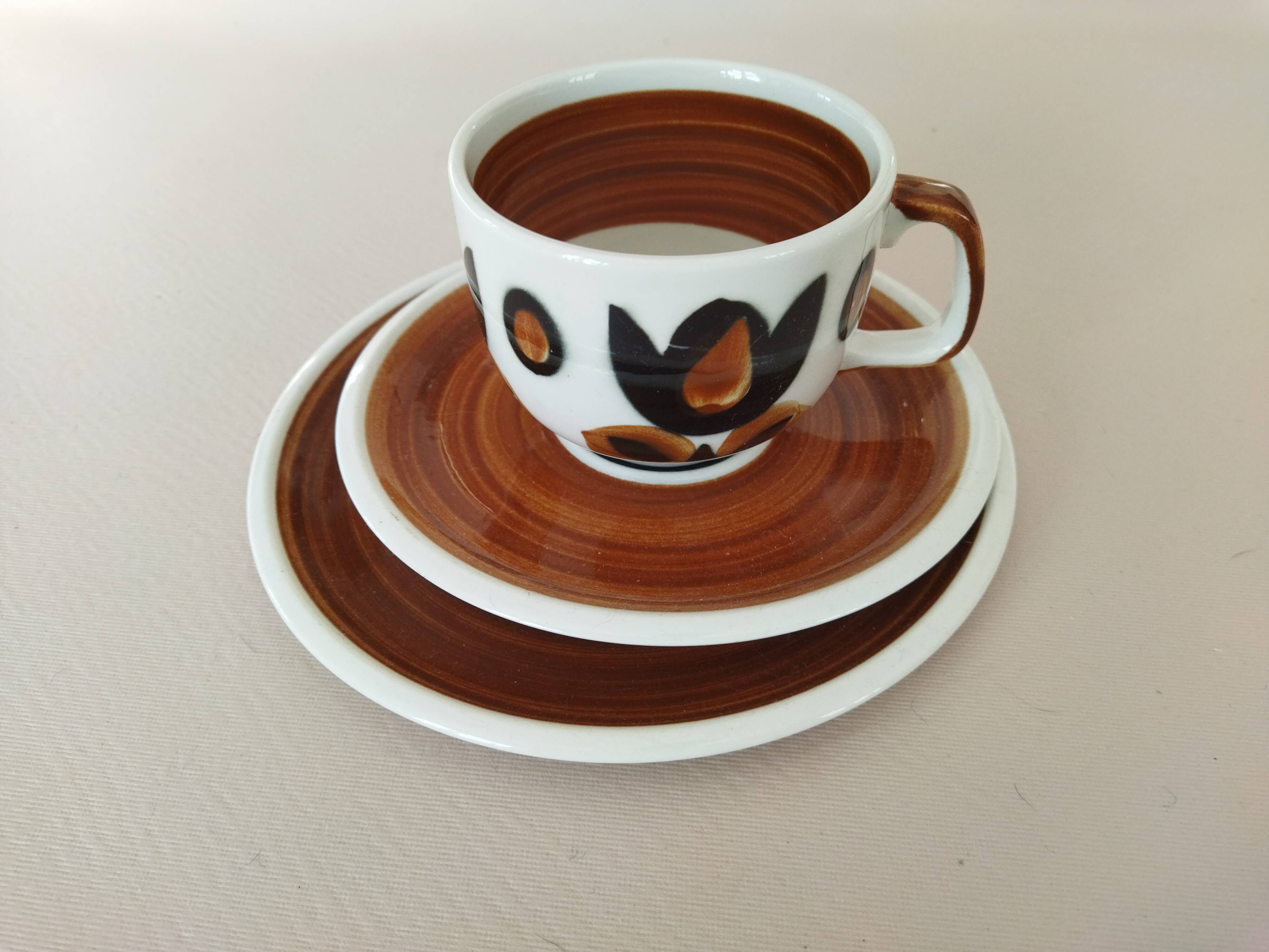 6 cups and cake plates Kimono Boch La Louvière