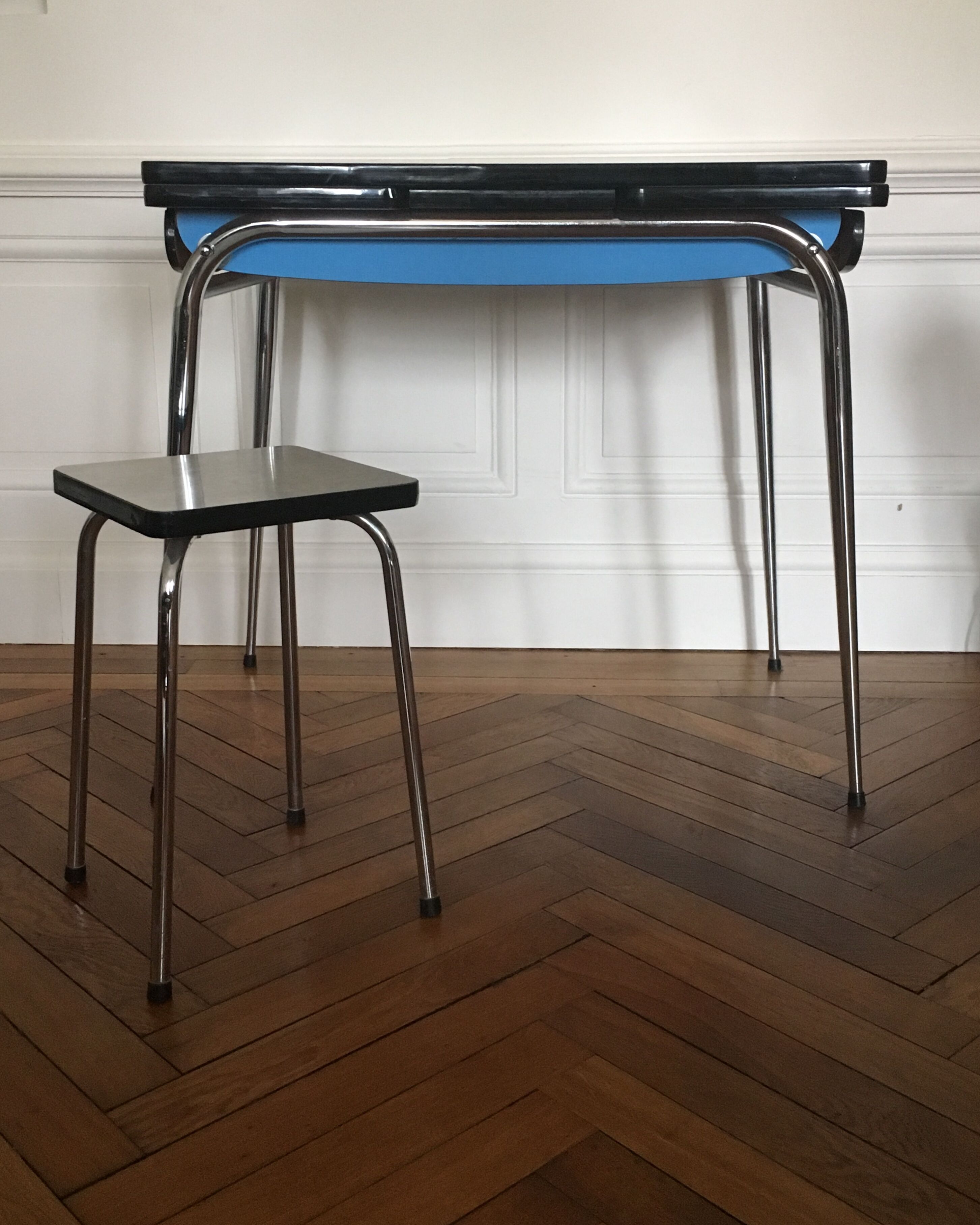 Extensible formica table with matching stool