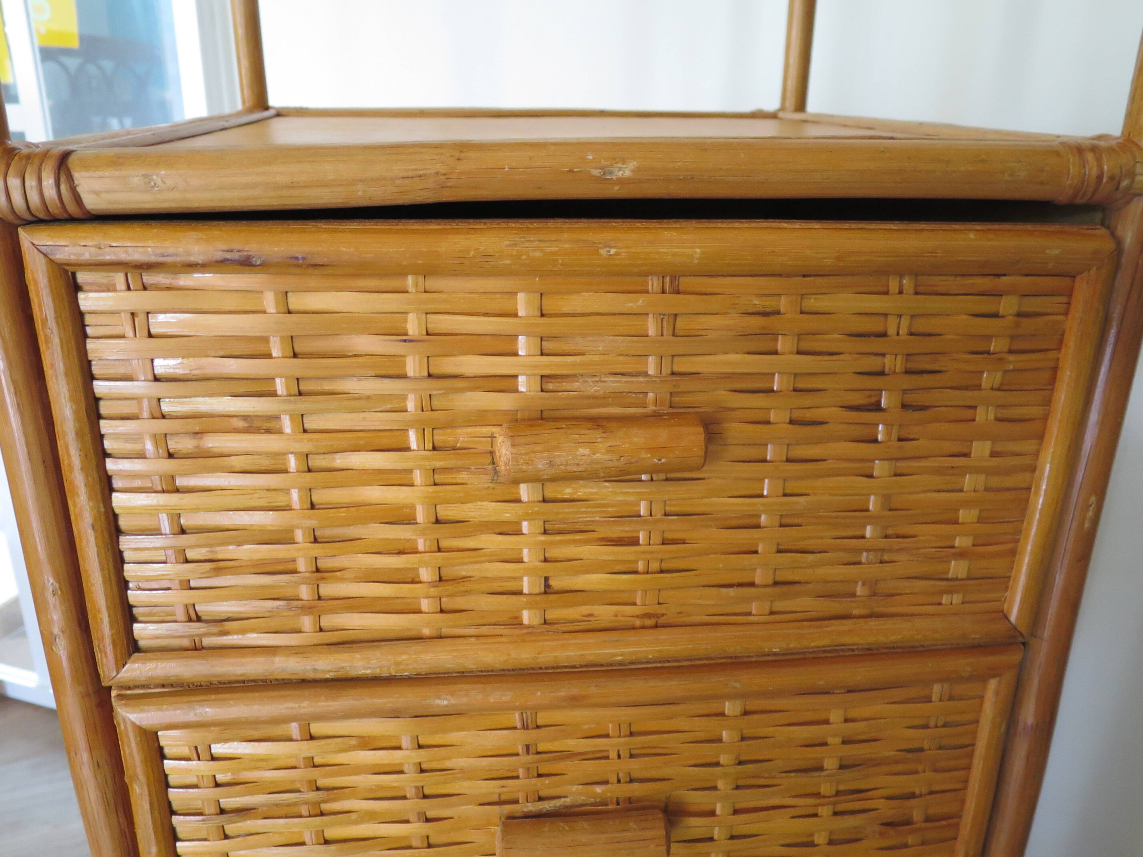 Storage column, wooden bookshelf and woven rattan.