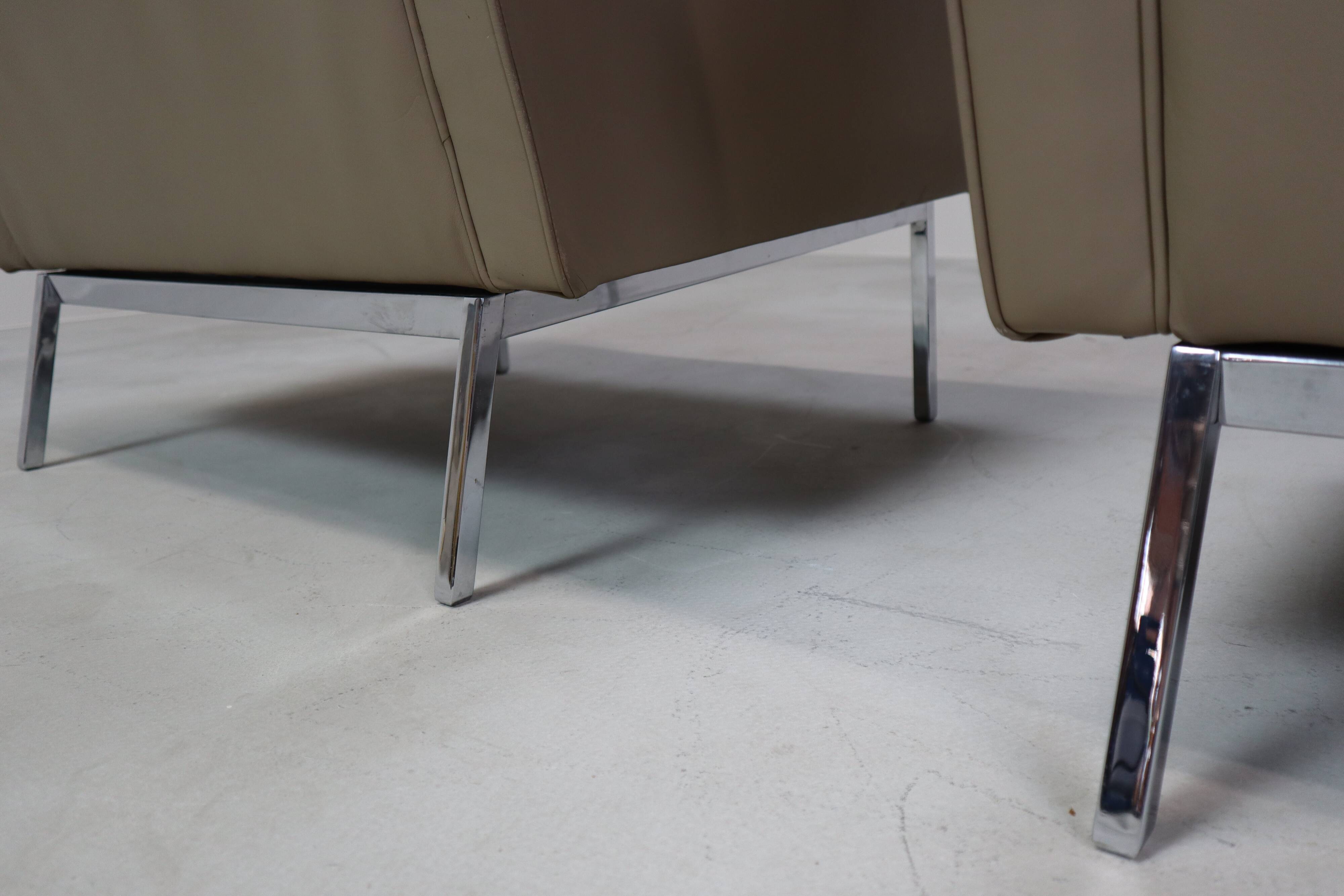 Florence Knoll lounge chairs model 65a for Knoll International.