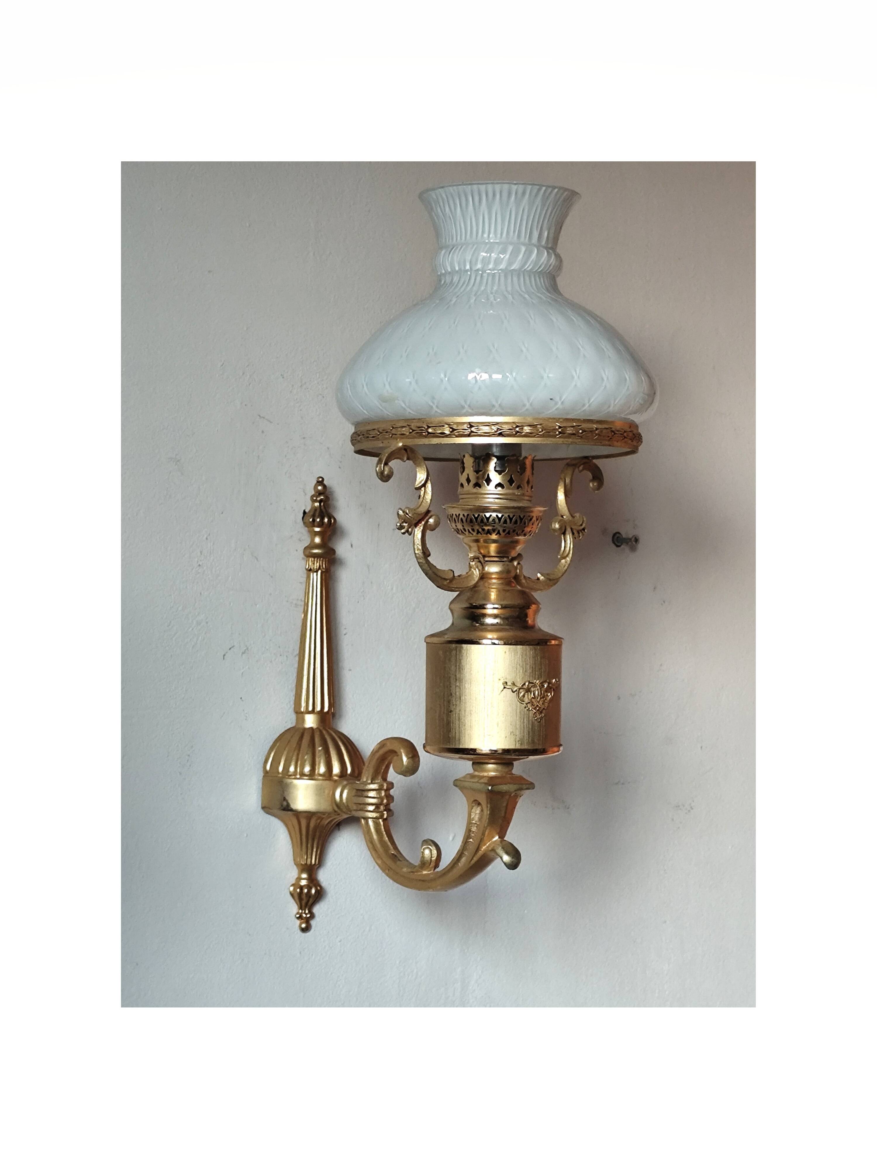 Wall lamp in brass and white opal.