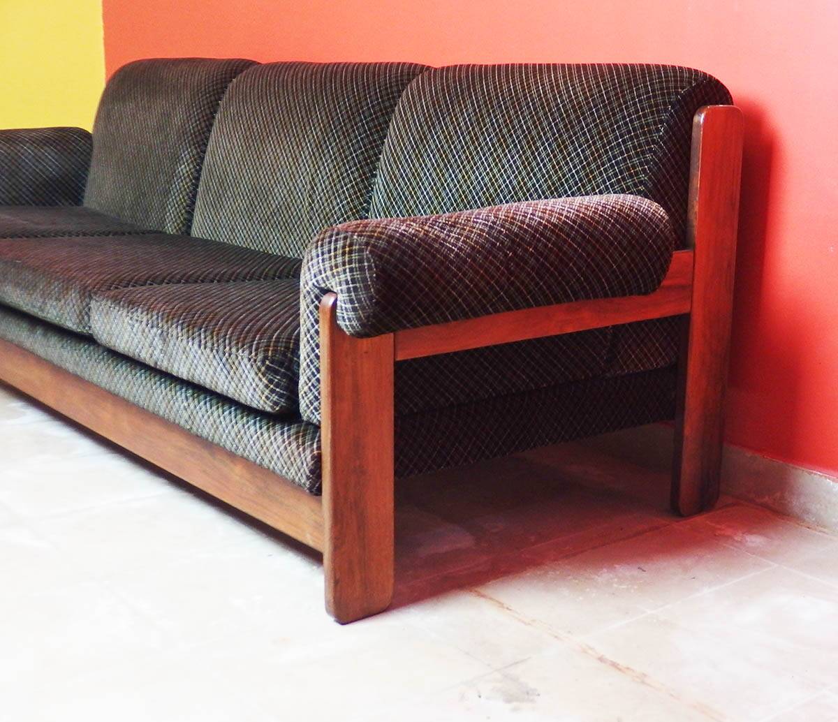 Large 1970 sofa by Saporiti