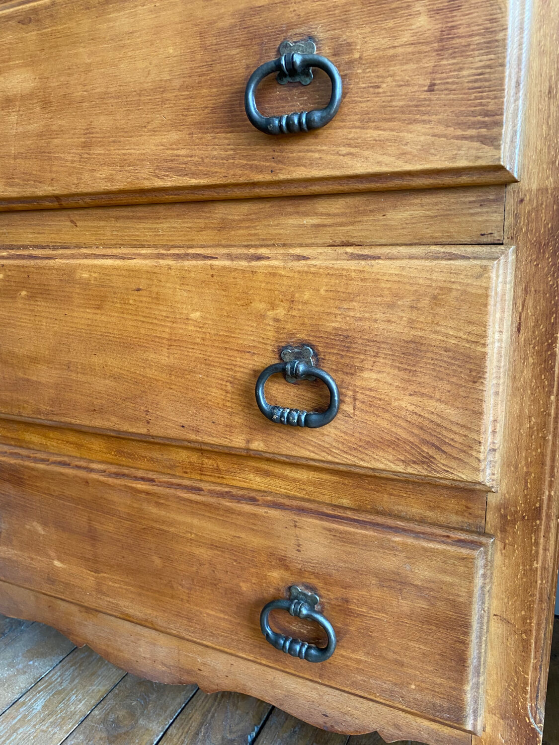 Vintage wooden chest of drawers