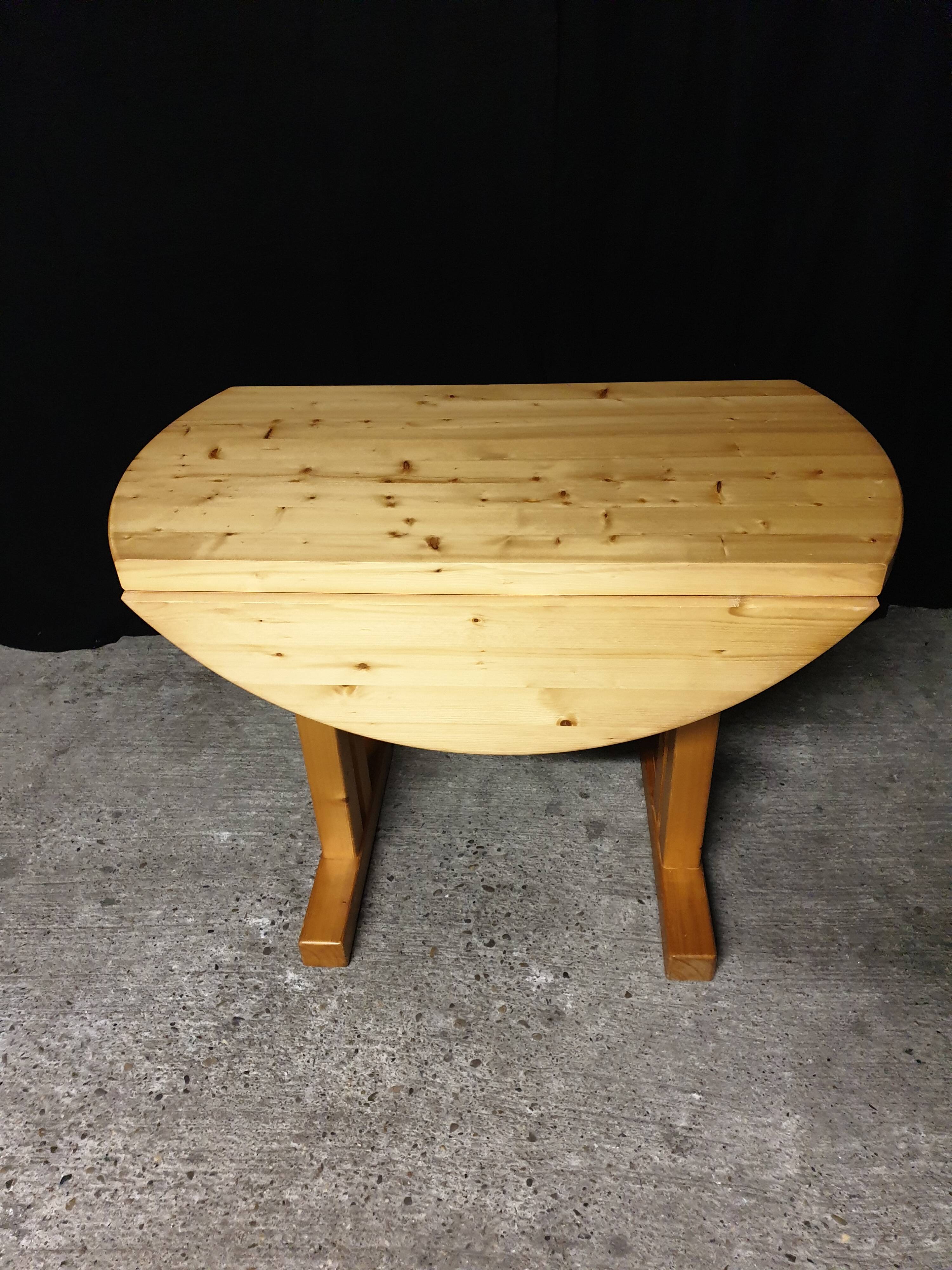 Charlotte Perriand vintage round dining table Les Arcs in pine from the years.