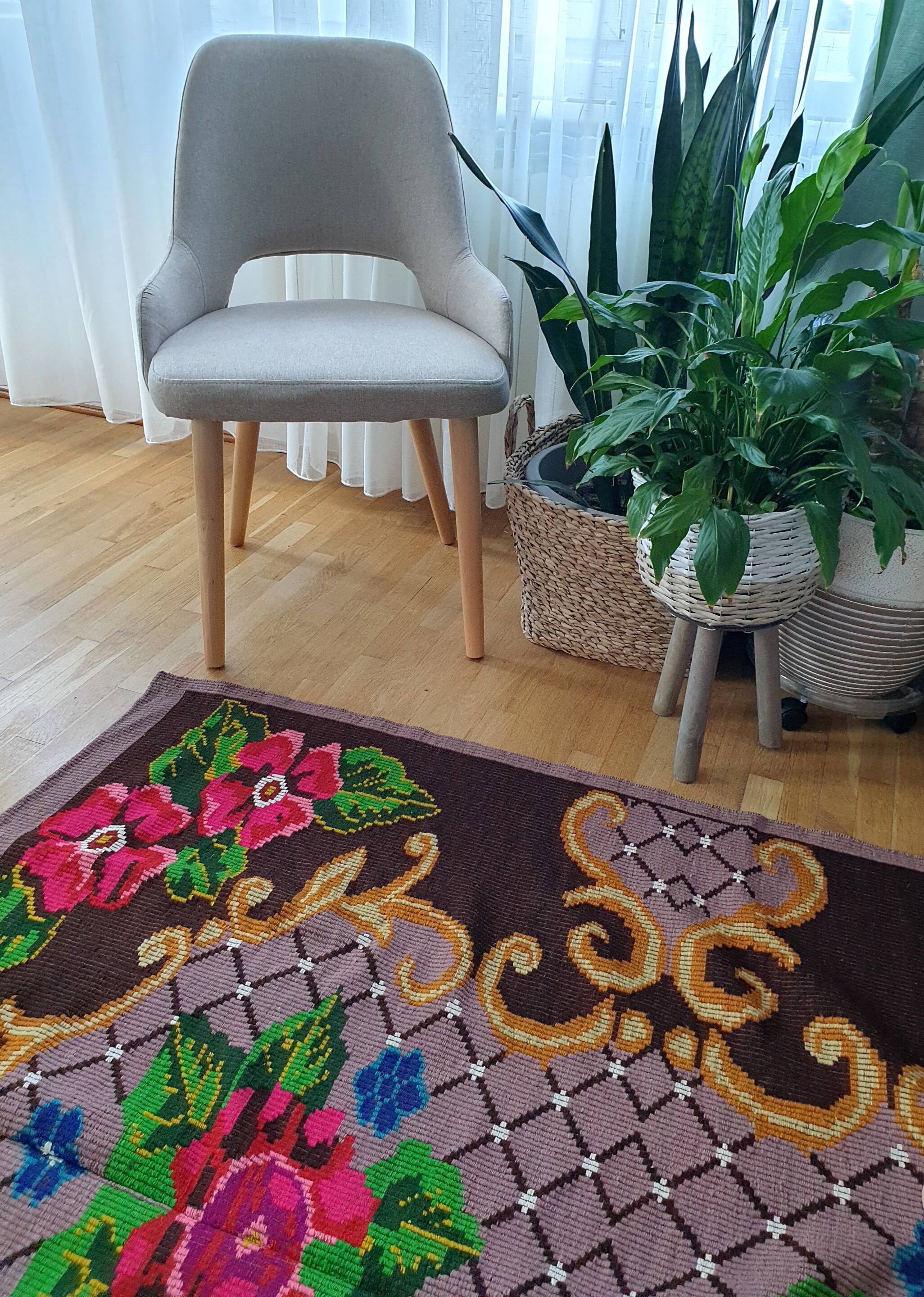 Boho chic Romanian carpet made by hand in wool, floral boho, lavender background with pink flowers 146x186cm