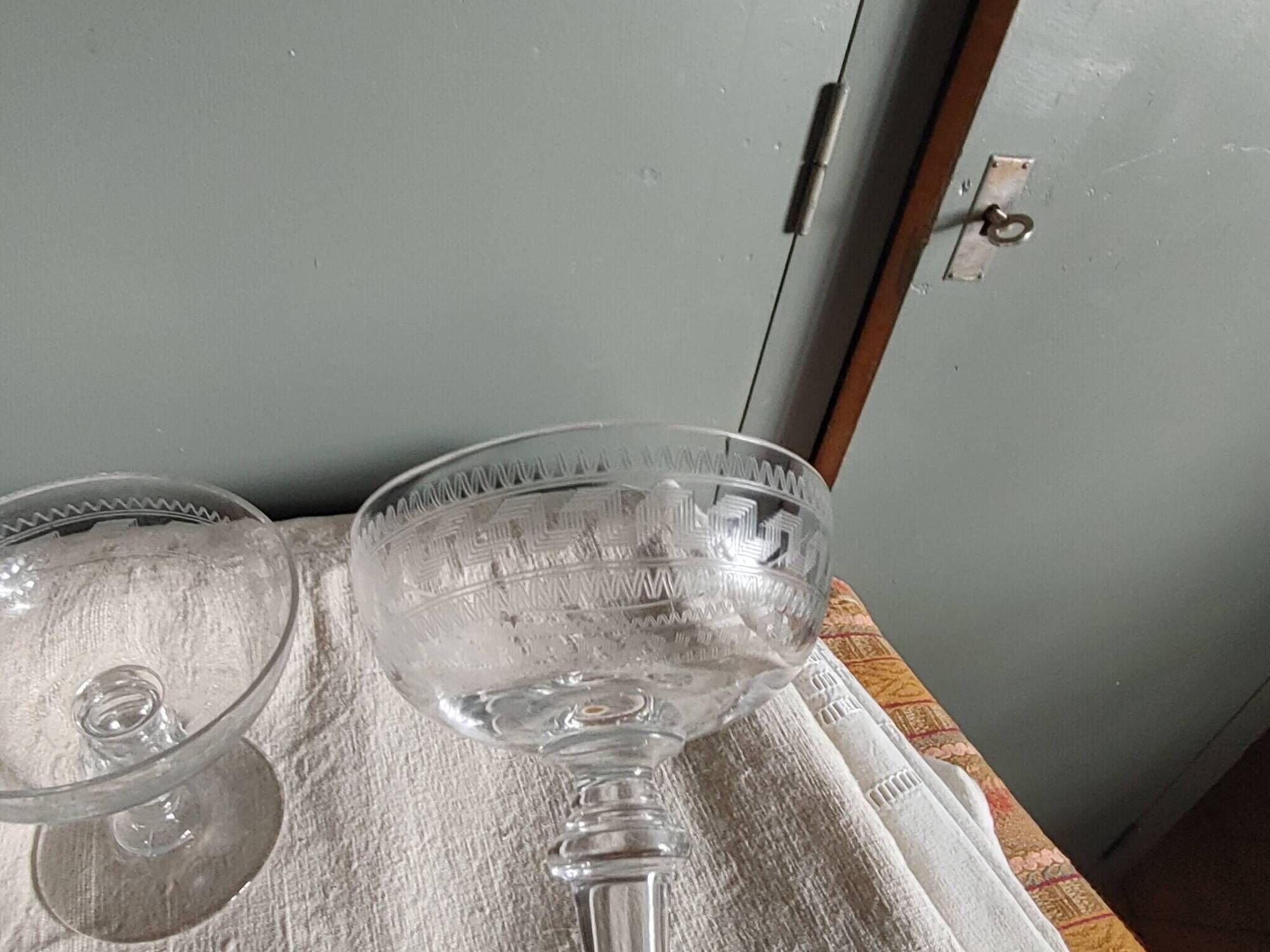 2 antique champagne glasses, engraved Empire frieze - Period 1900