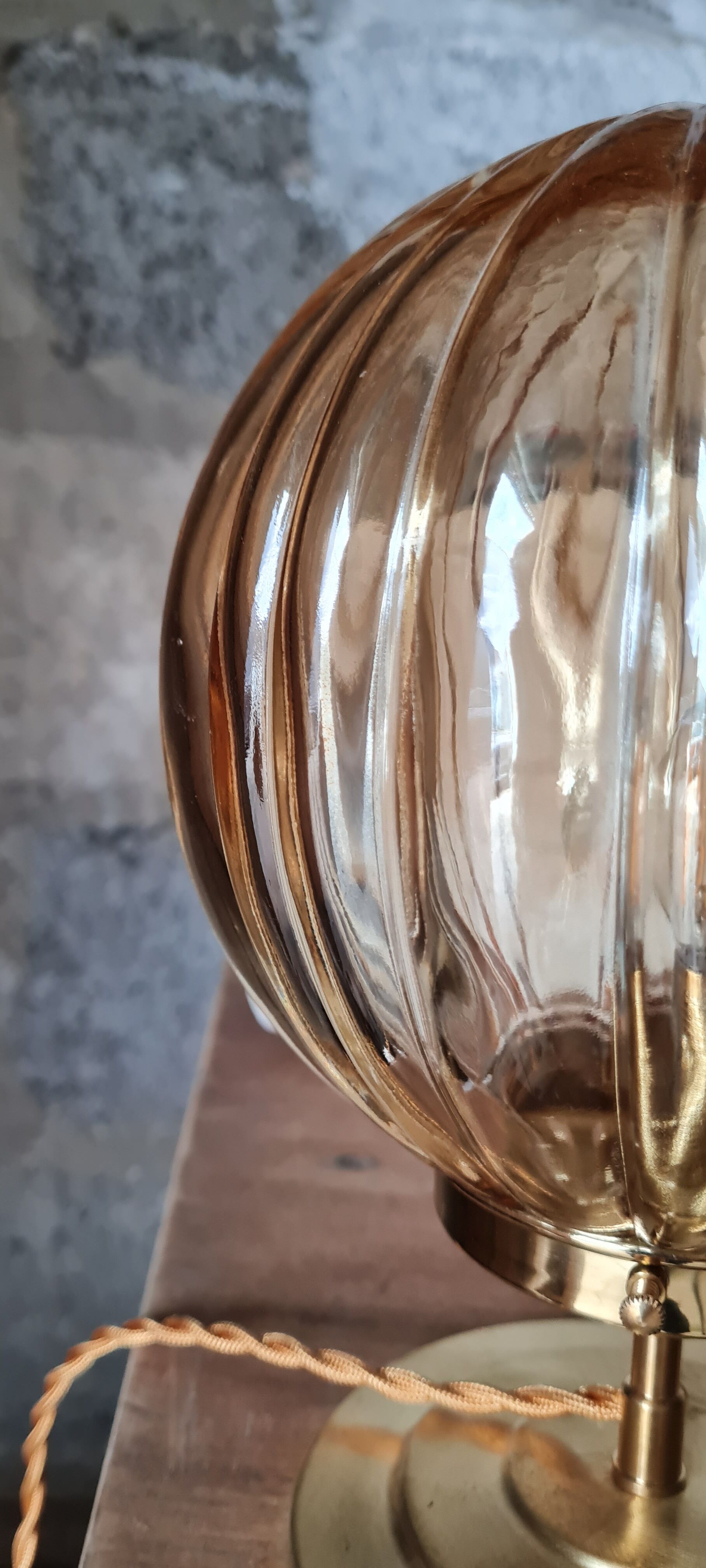 Globe table lamp in amber chiseled glass