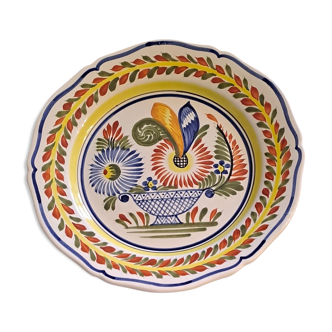 Assiette creuse ancienne avec des motifs floraux bretons de la marque Henriot Quimper