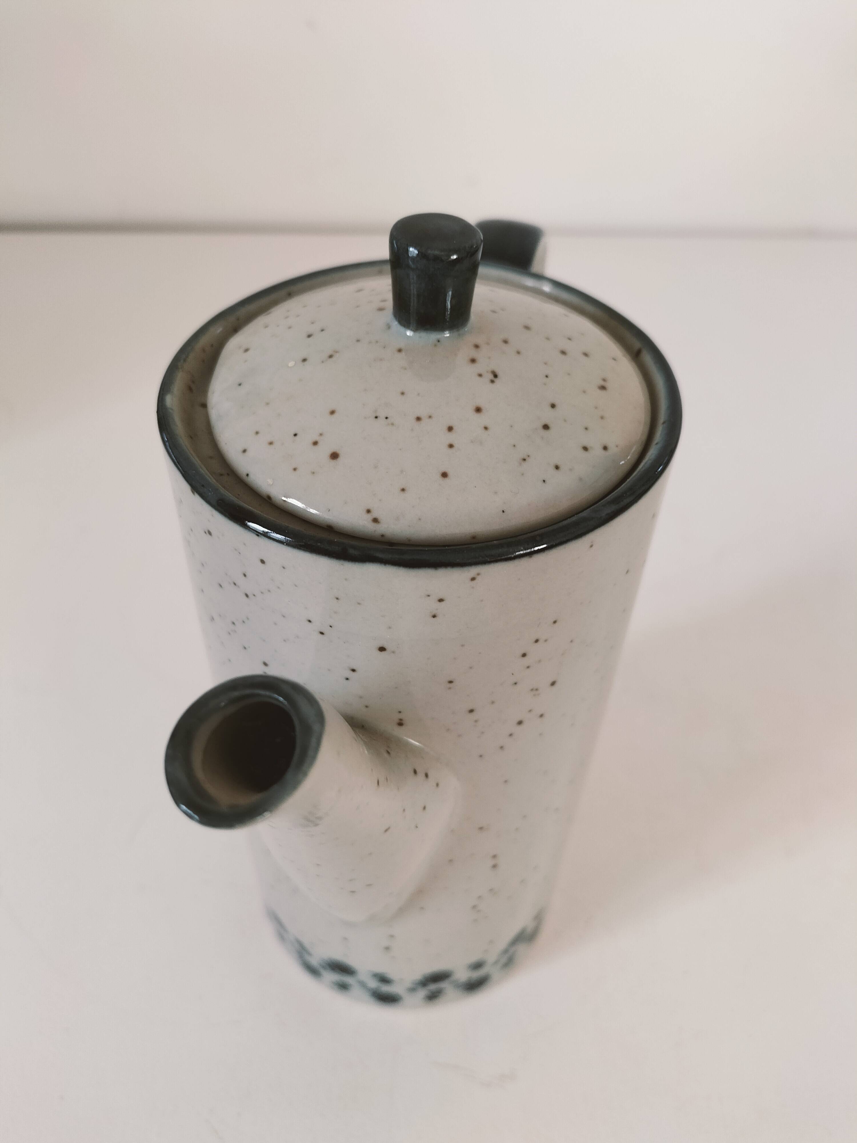 Cafetière vintage en grès moucheté – décor floral bleu marine