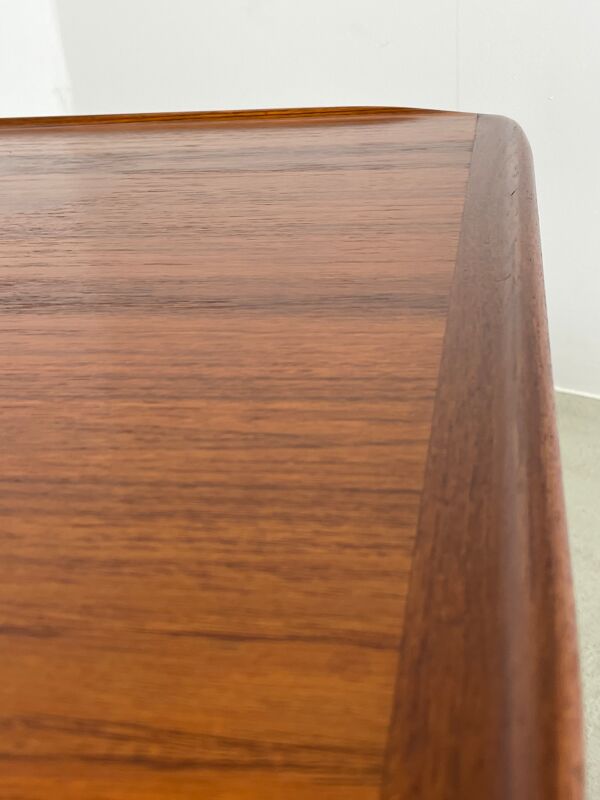 Table basse danoise en teck du milieu du siècle par Mobelintarsia dans les années 1960