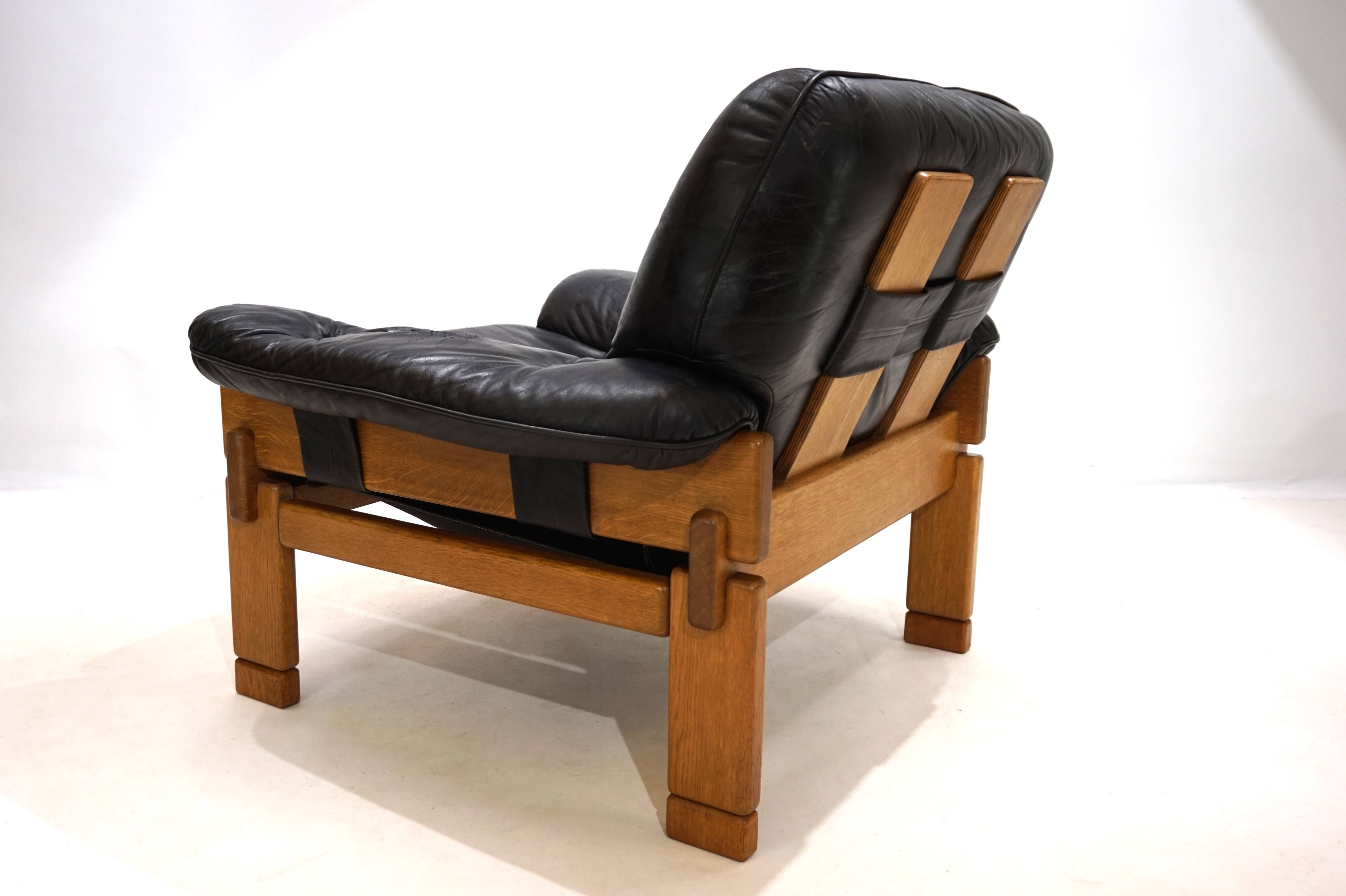 Fauteuil brutaliste cuir et chêne, 1960