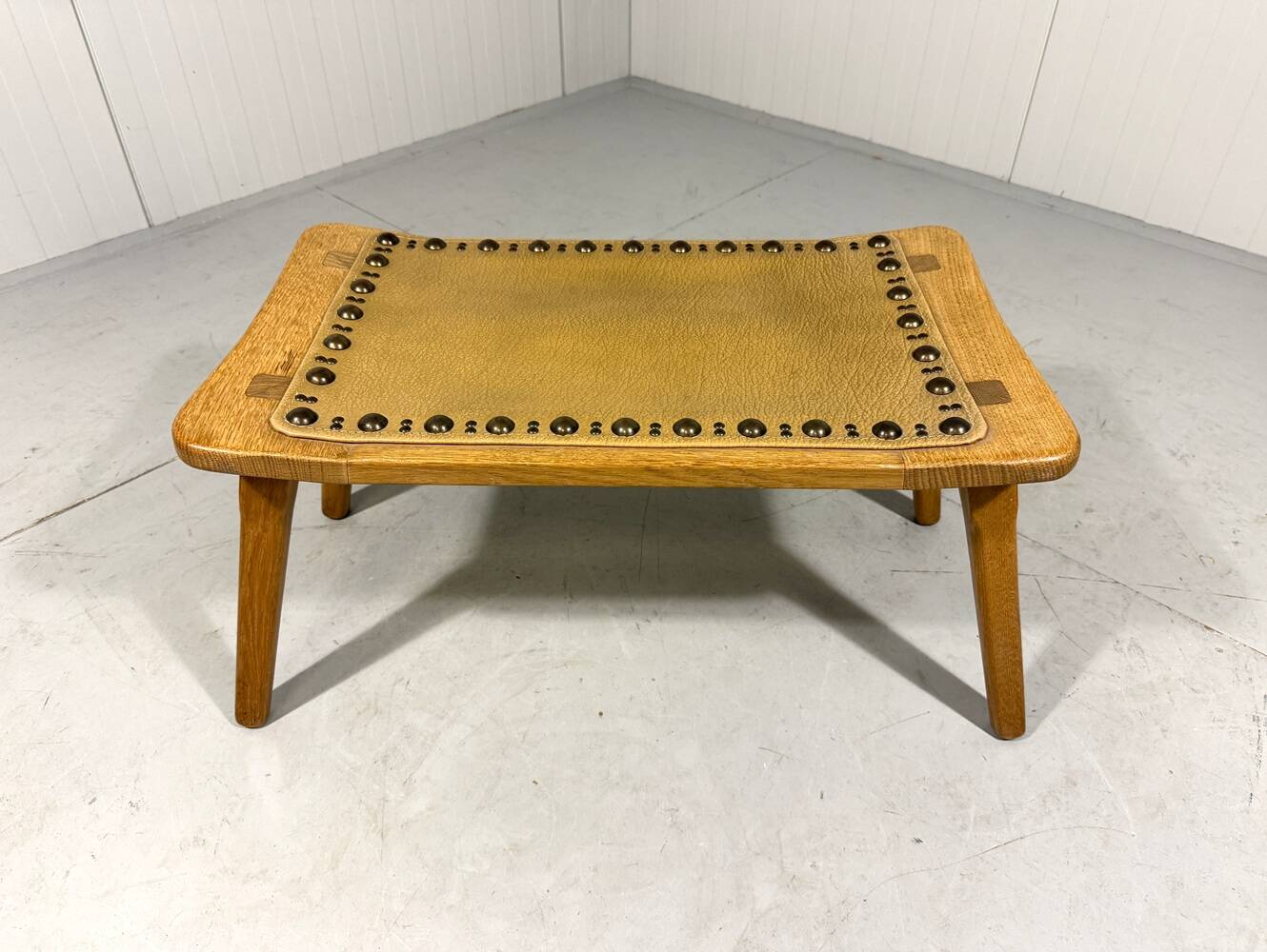 Tabouret en chêne blond spécial, petit banc des années 1960.