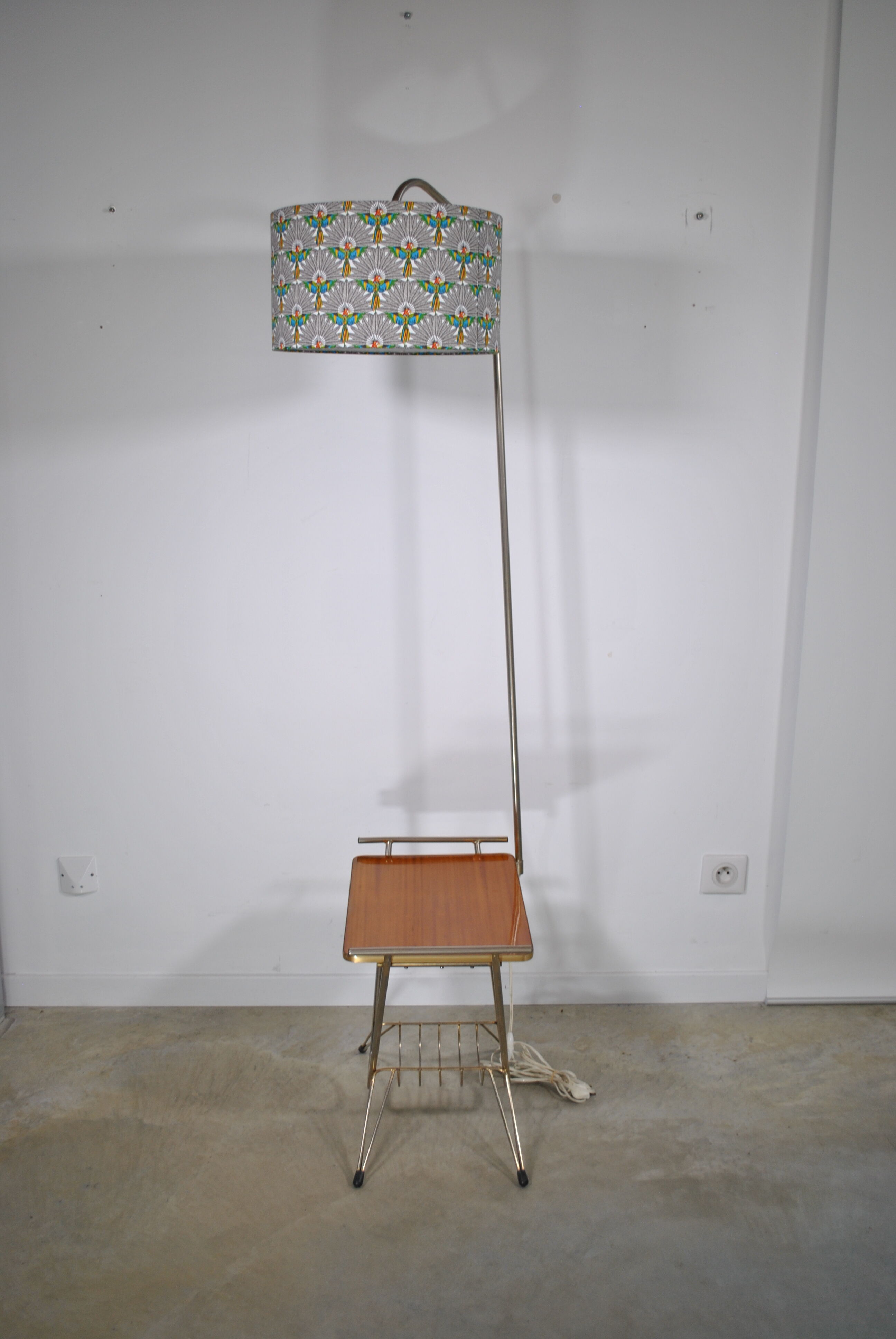 Smooth floor lamp magazine holder