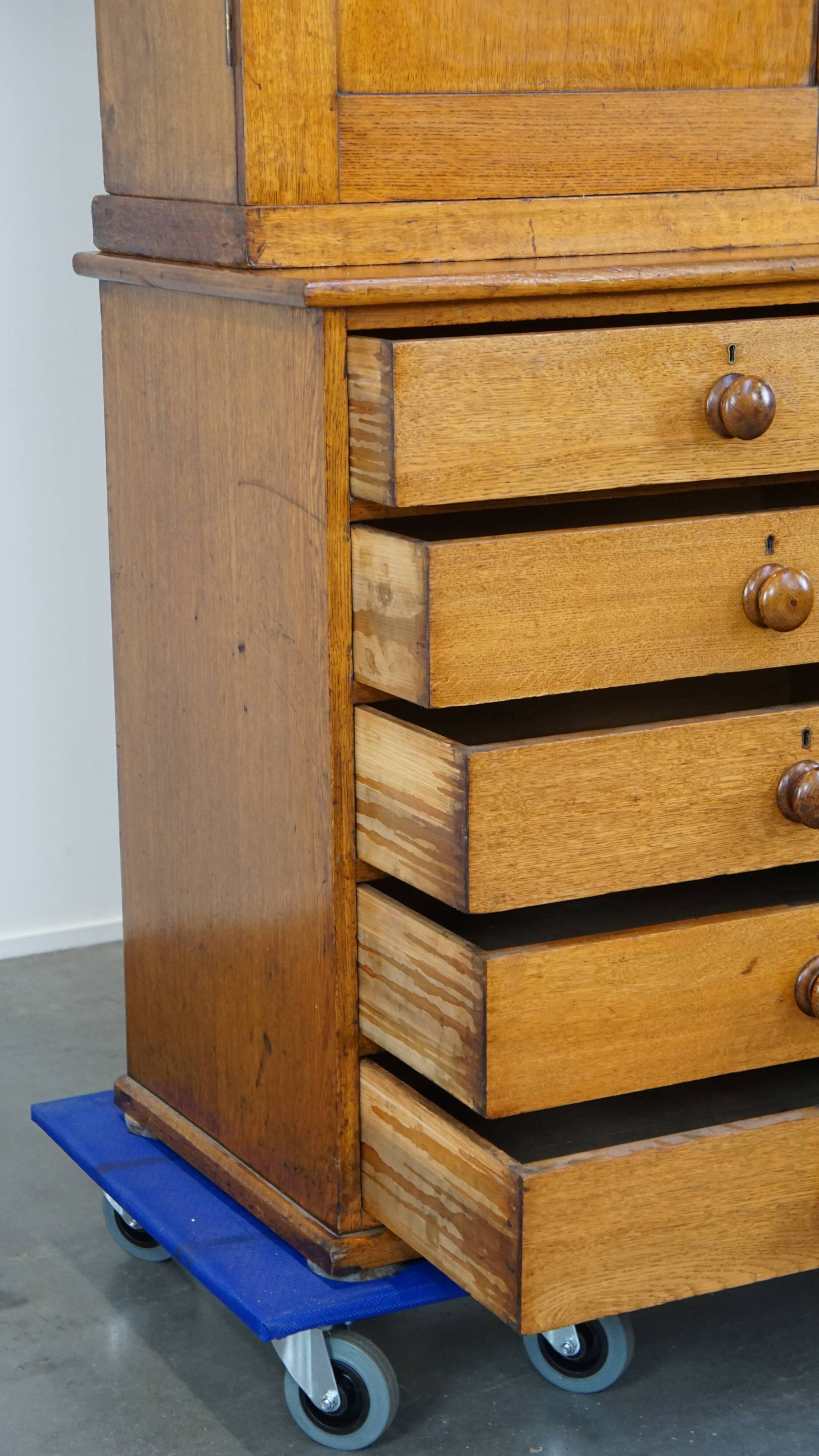 English Victorian sideboard/housekeeper cupboard with 10 drawers and 5 shelves