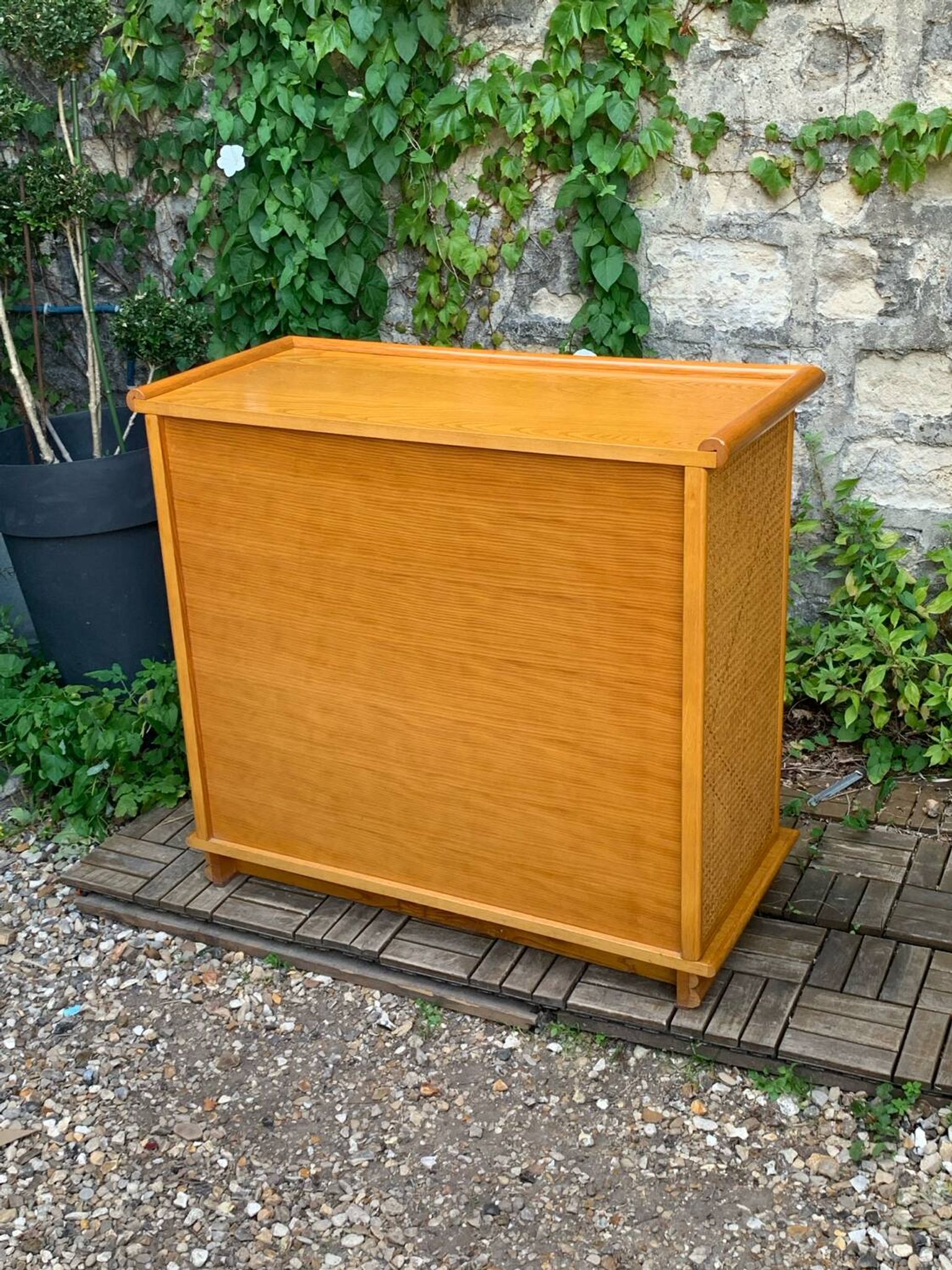 Dresser and its bedside table in rattan caning and vintage oak from the 1970s.