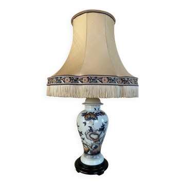 Table lamp in Limoges porcelain with hand-painted decoration, silk shade.