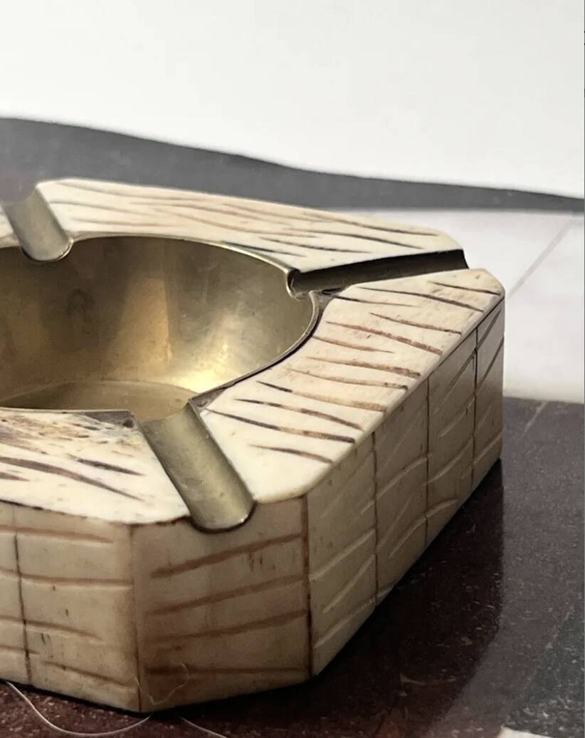 Italian ashtray in ivory zebra resin and brass, 1970s design.