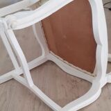 Joli fauteuil ancien restauré en bois peint blanc avec assise couleur ivoire